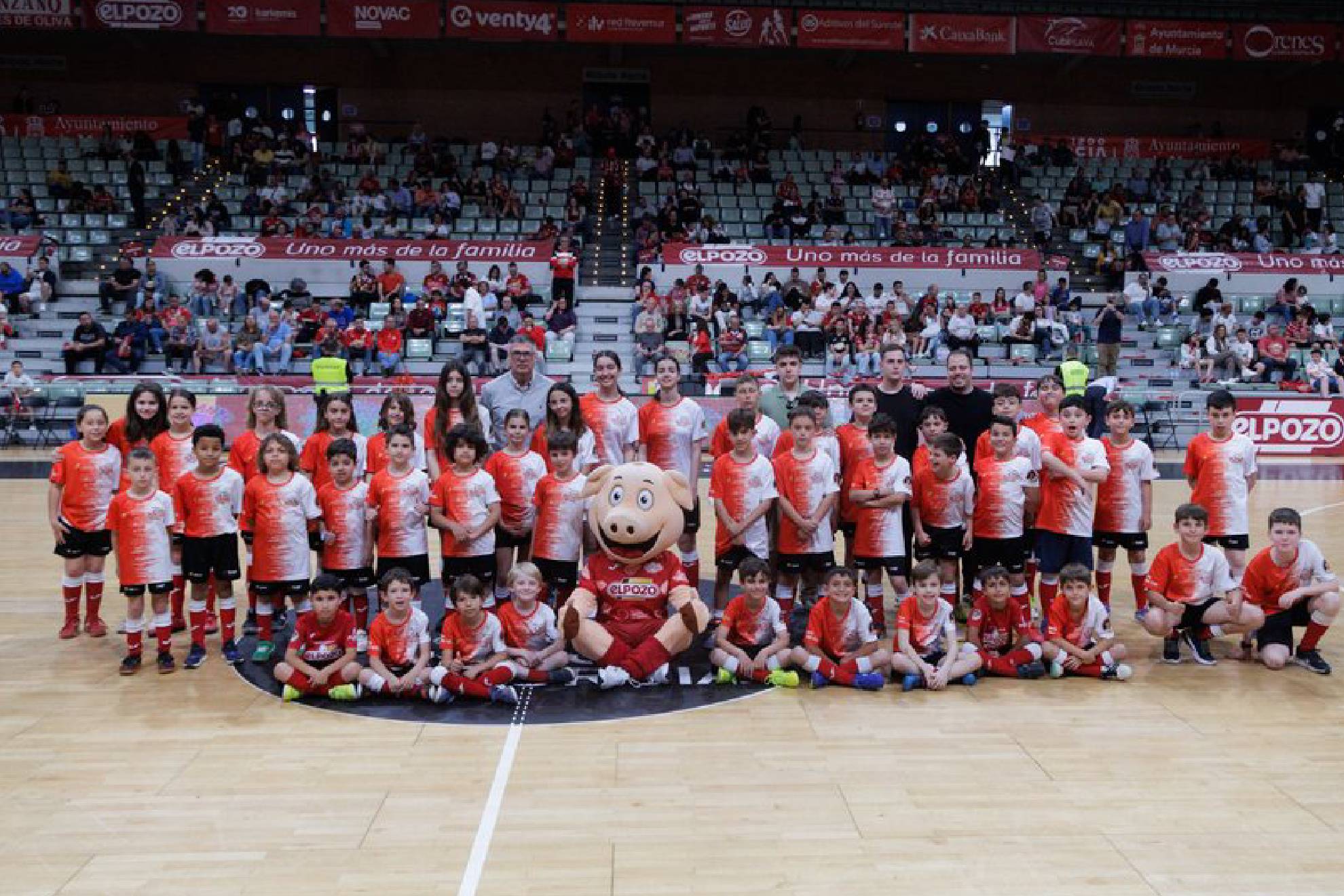 La escuela asociada Futsal León Juan XXIII femenina presentó en el descanso a sus equipos prebenjamines, benjamines y alevines.