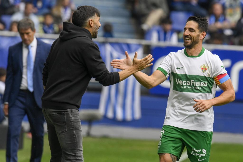 OVIEDO (ESPAÑA), 26/04/2026.- El defensa del Elche, Pedro Bigas (d) celebra con su entrenador Eder Sarabia (i) su tanto ante el Real Oviedo durante el partido de LaLiga disputado este domingo en el estadio Carlos Tartiere de Oviedo. EFE/ Eloy Alonso