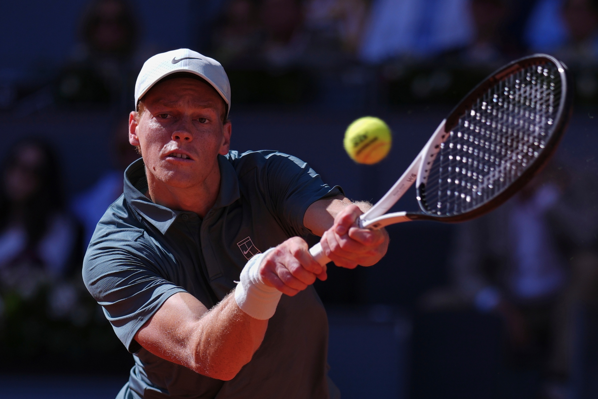 Sinner pega de revés.