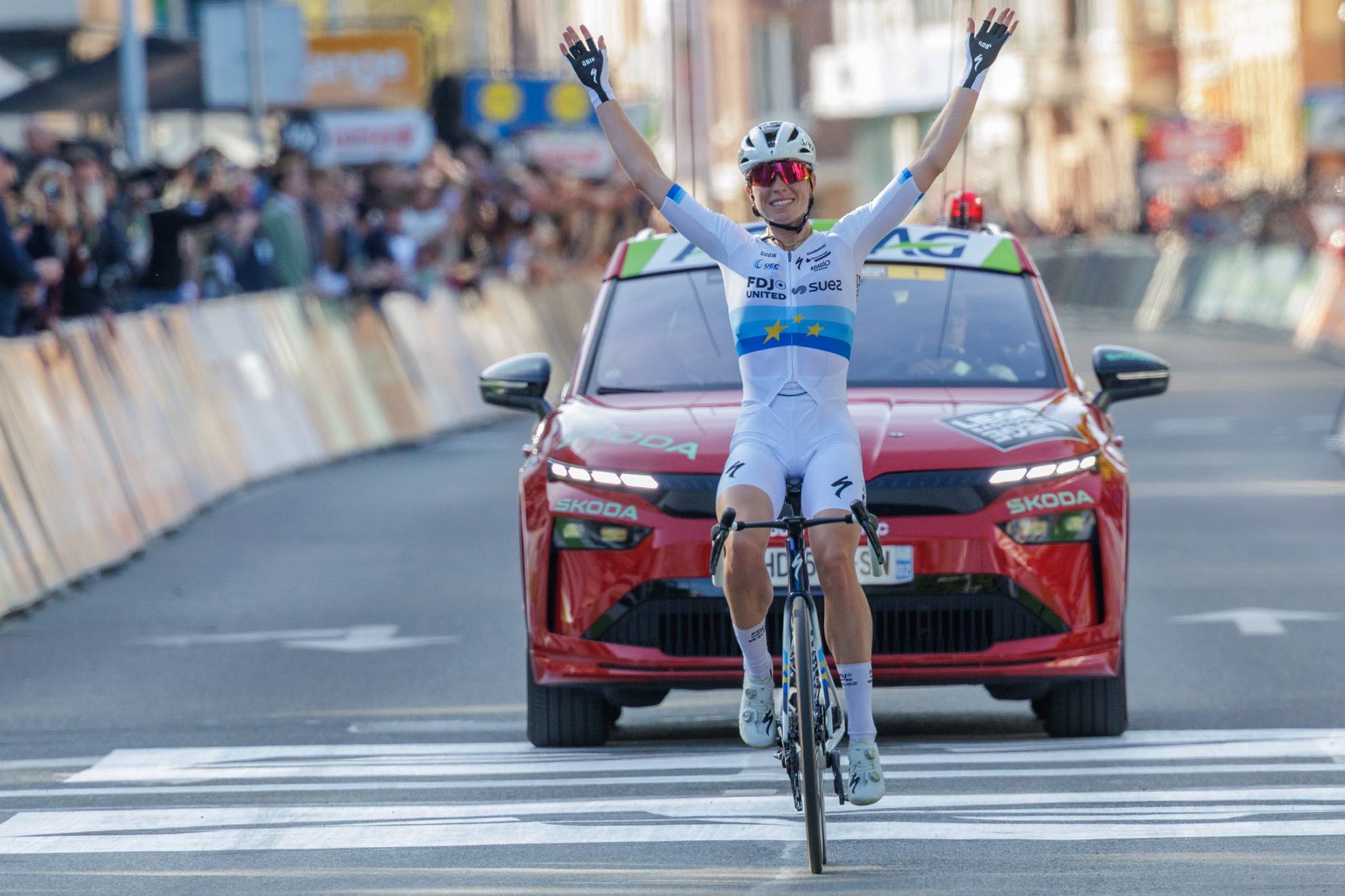 Demi Vollering celebra la victoria en Lieja.