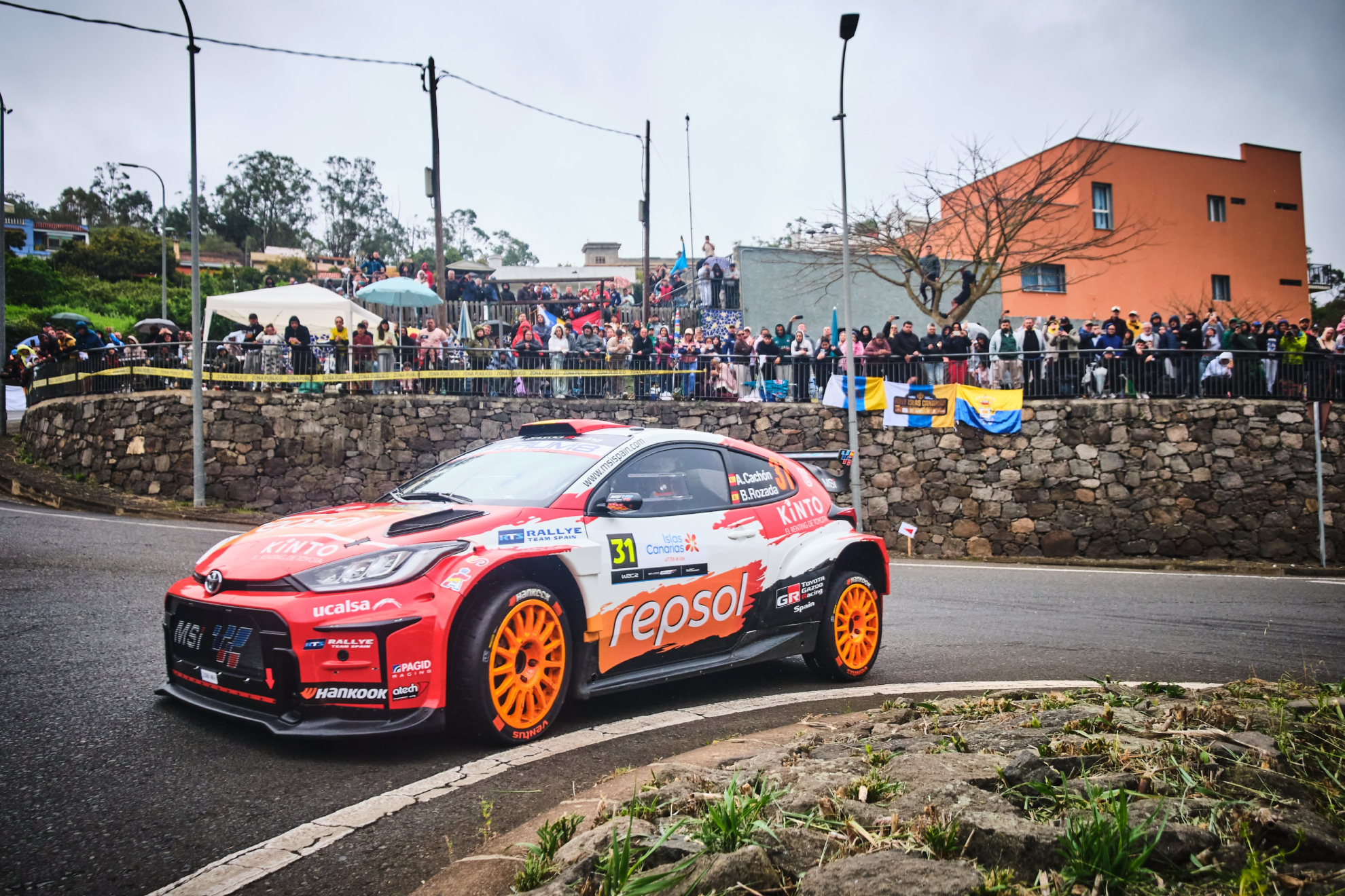 Alejandro Cachón toma una curva.