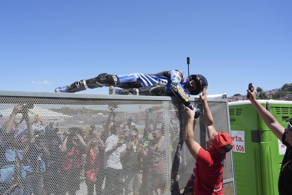 Álex Márquez, with the fans.