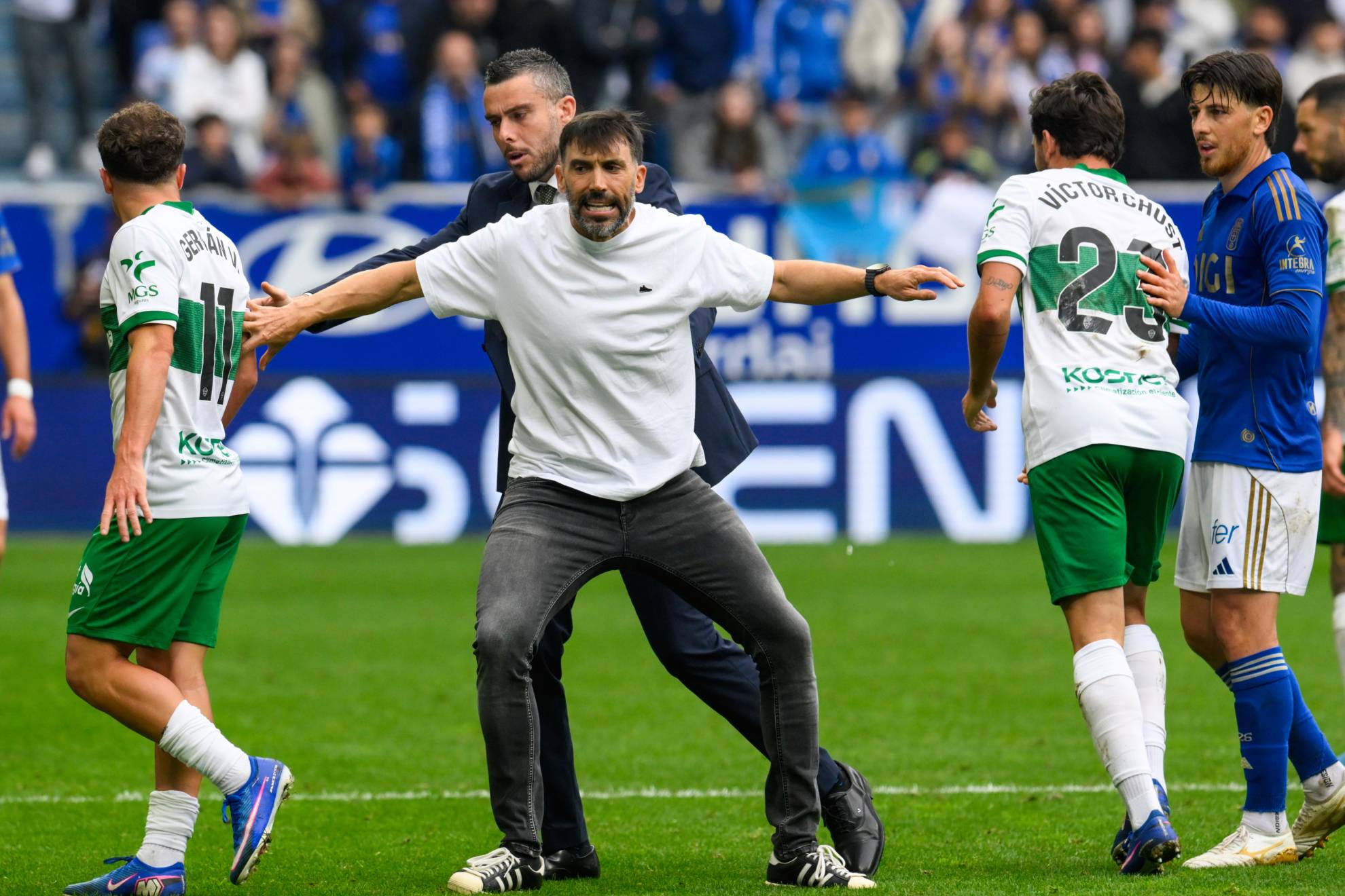 Eder Sarabia separa a Germán Valera tras ver esta la tarjeta roja.