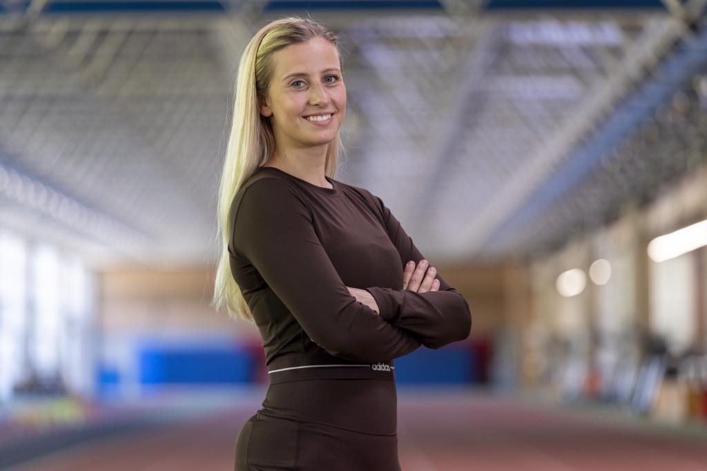 Desirée Vila poses in the interview with MARCA.