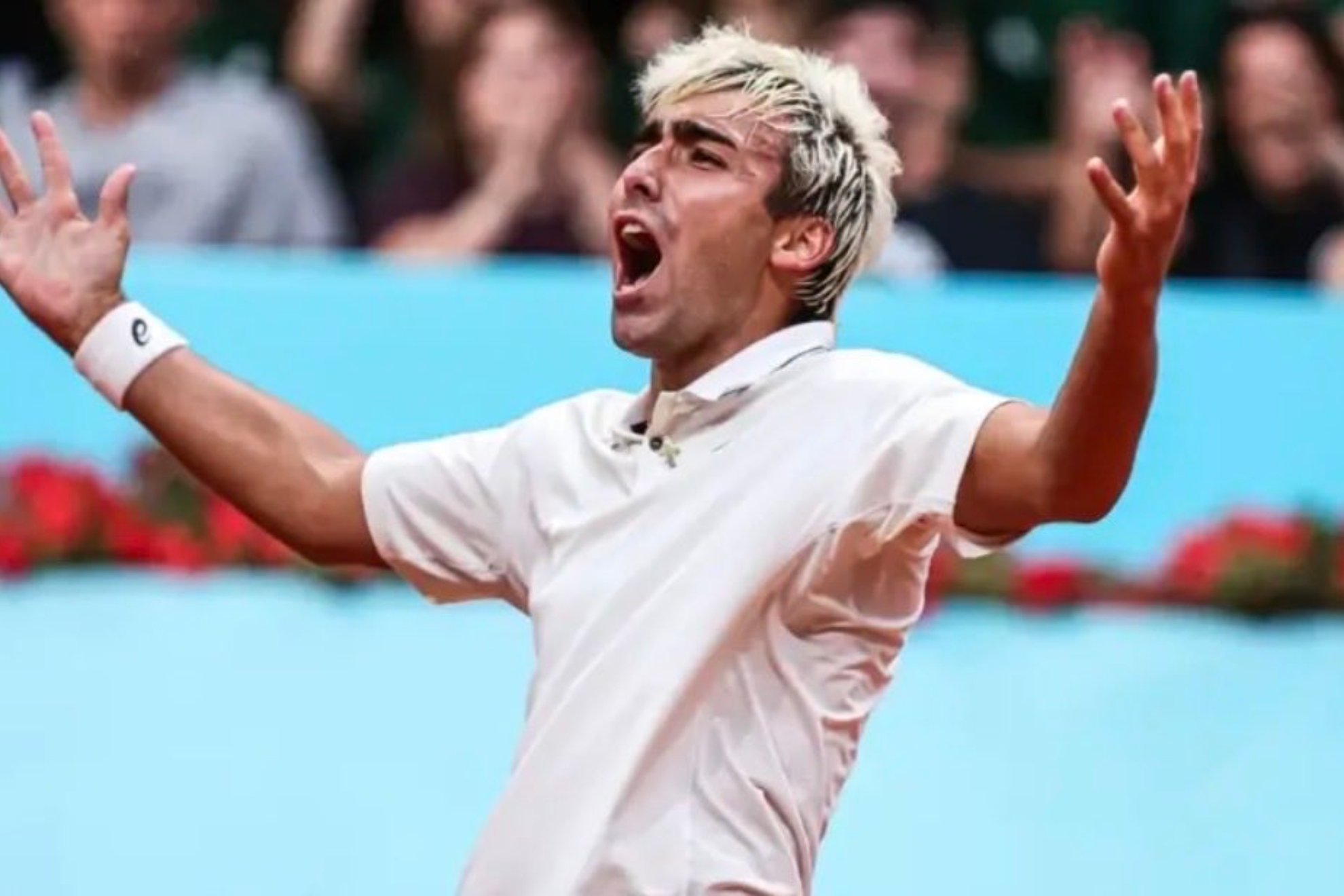 Mérida levanta los brazos.