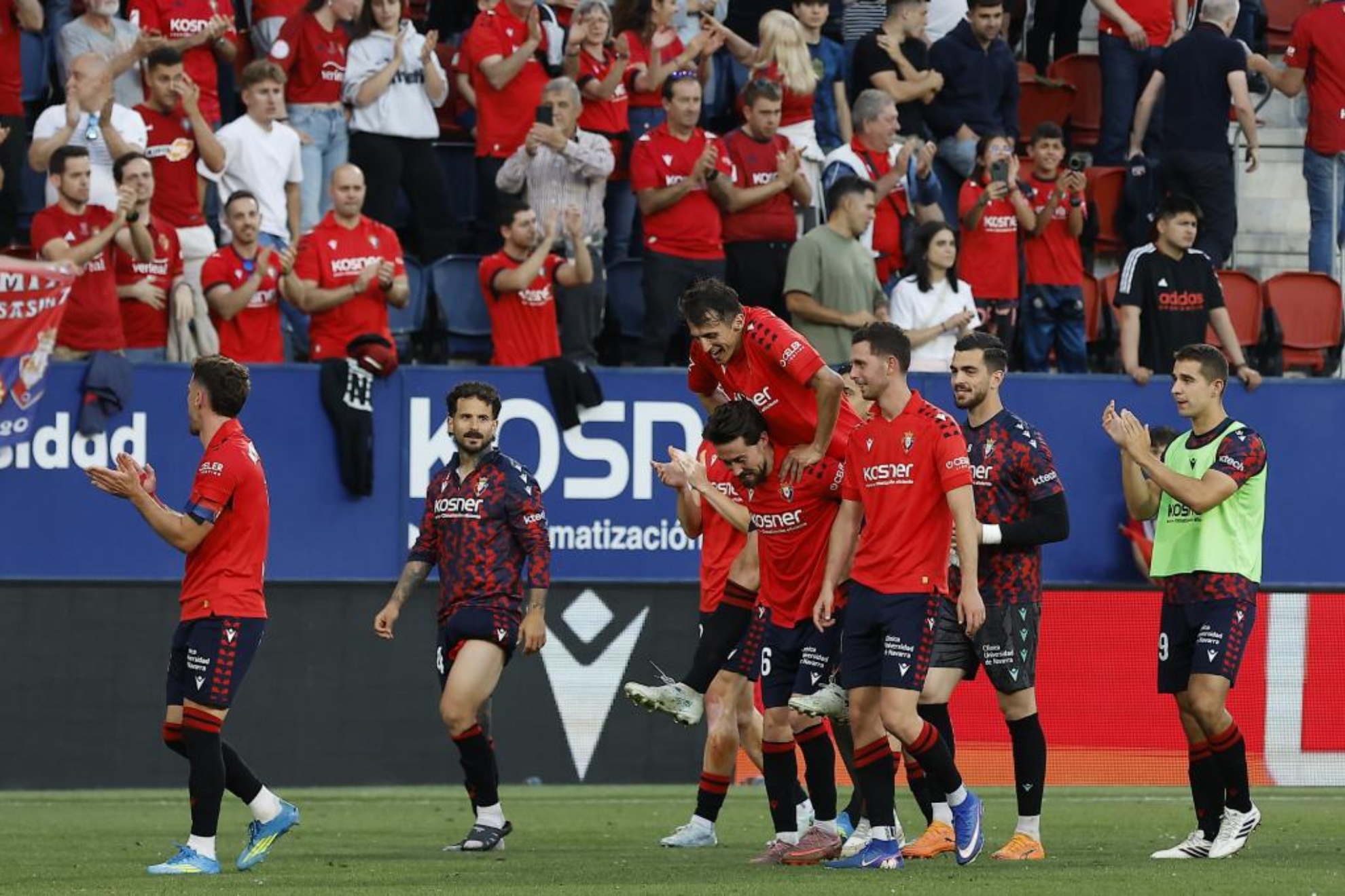 Los jugadores de Osasuna celebran la victoria ante el Sevilla.