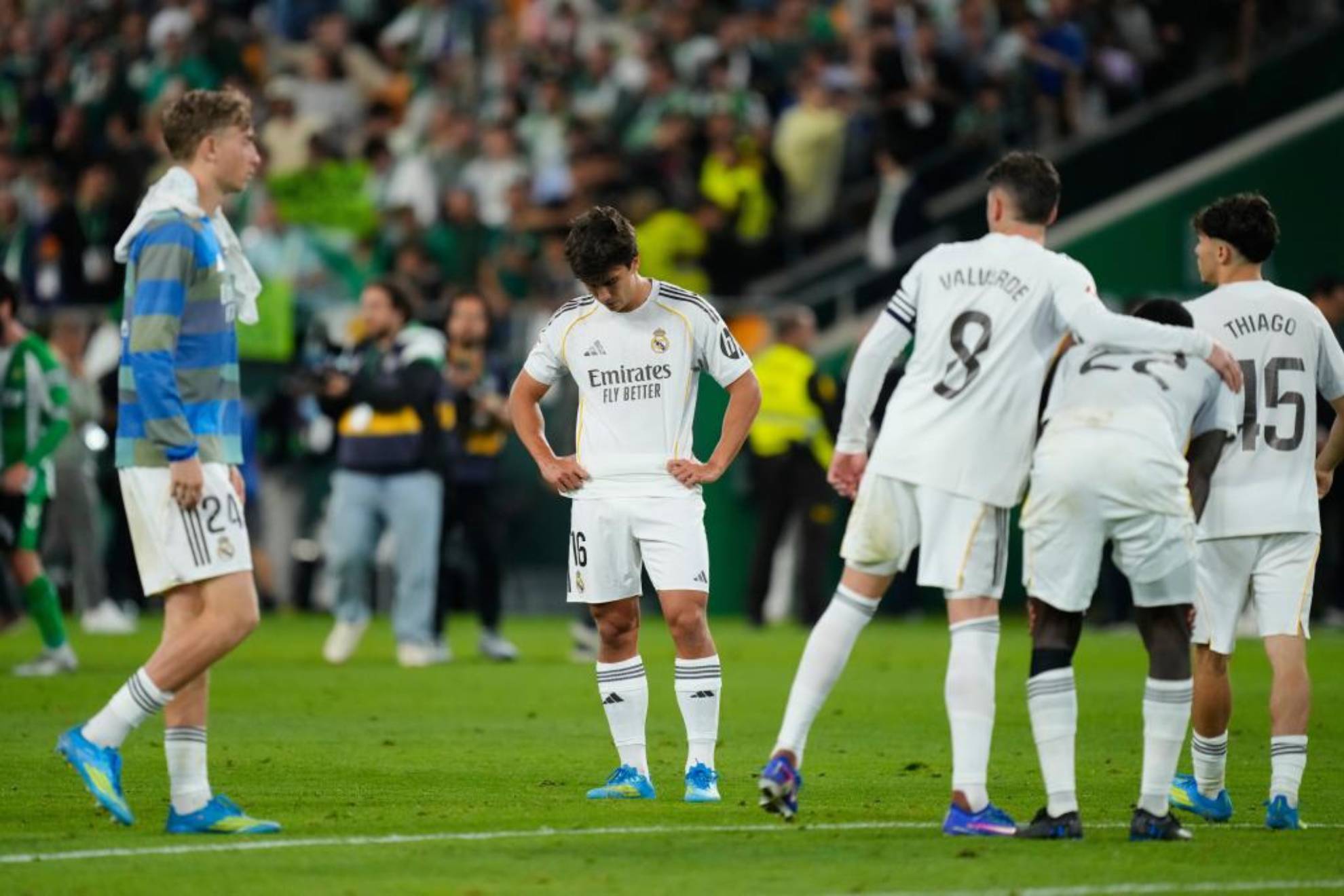 Los jugadores del Real Madrid tras el empate 1-1 contra Real Betis