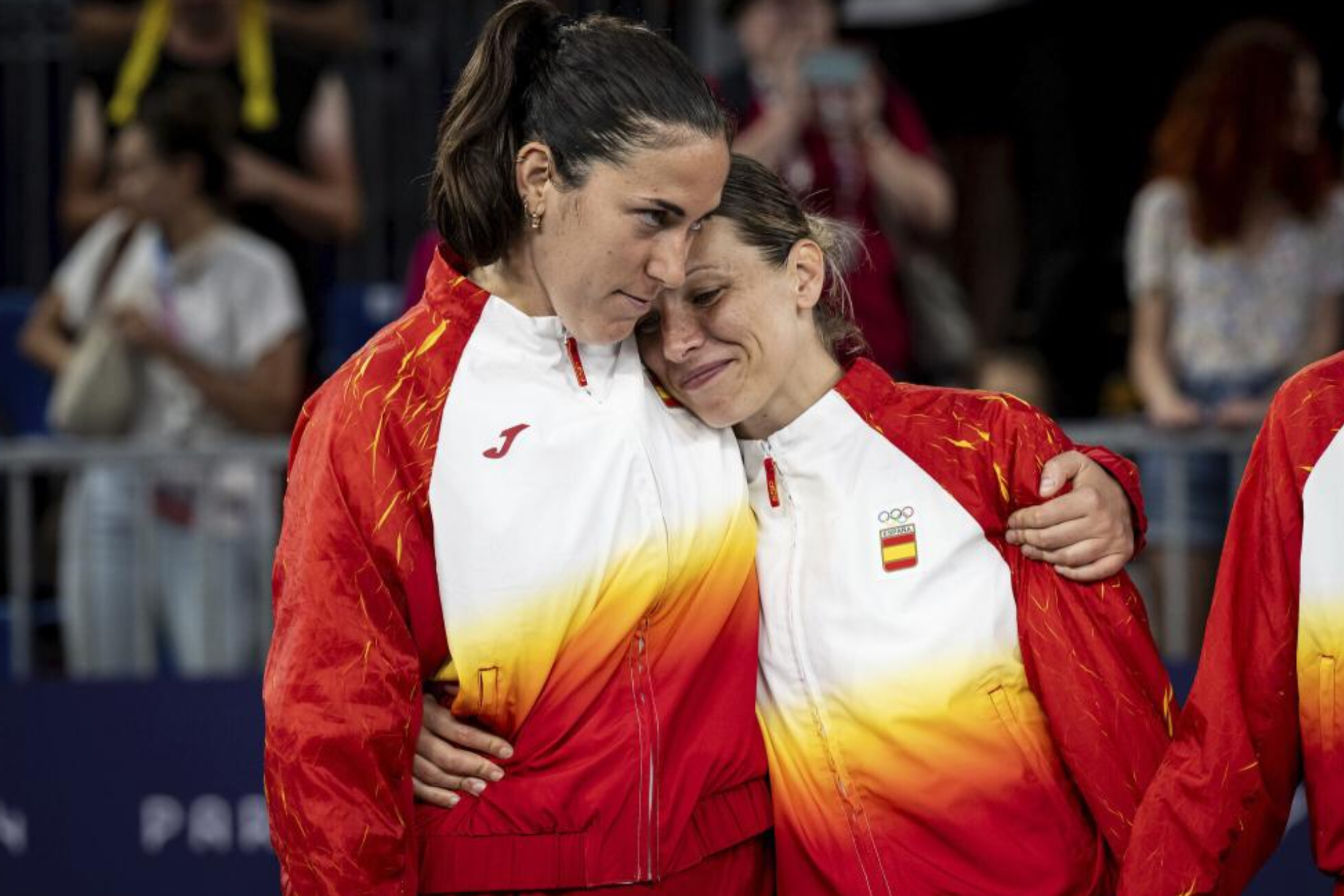 Vega Gimeno y Sandra Ygueravide, en el podio de los Juegos de París.