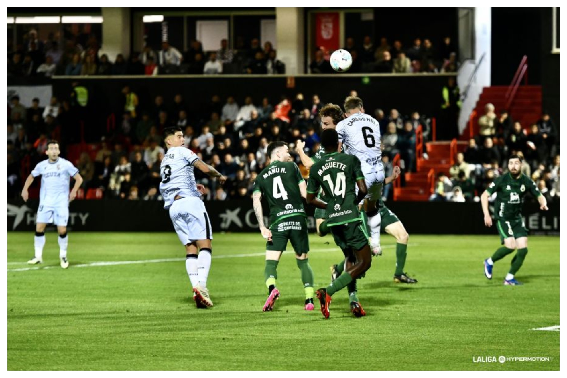 Carlos Hernández se impone en un balón aéreo en el área del Ceuta