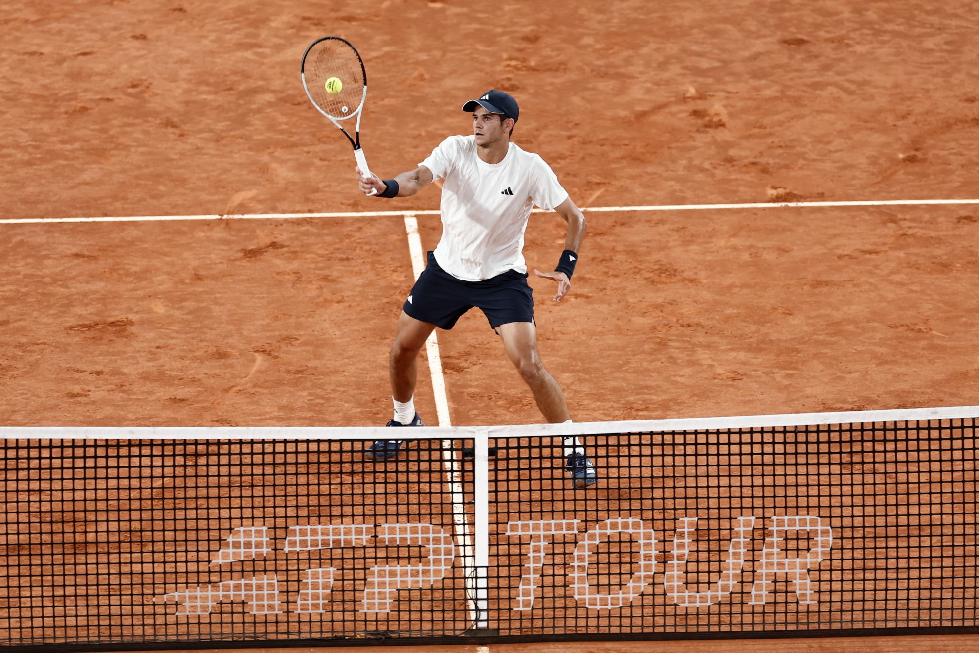 Jódar ejecuta una volea.