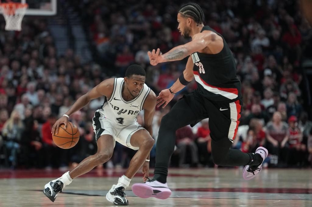 De'Aaron Fox tries to overcome Toumani Camara's defense.