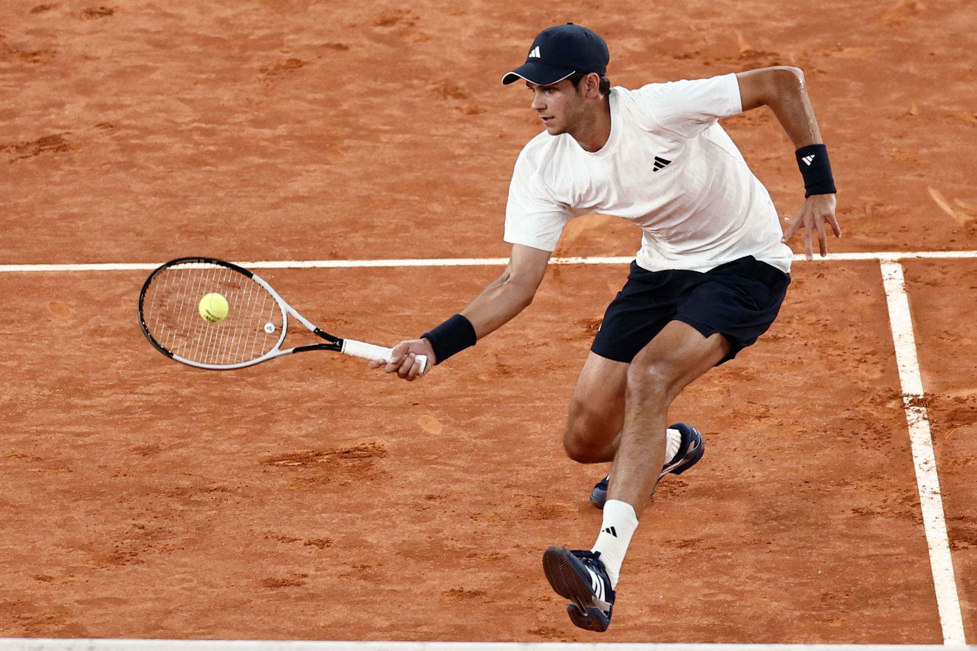 Jódar realiza una volea.