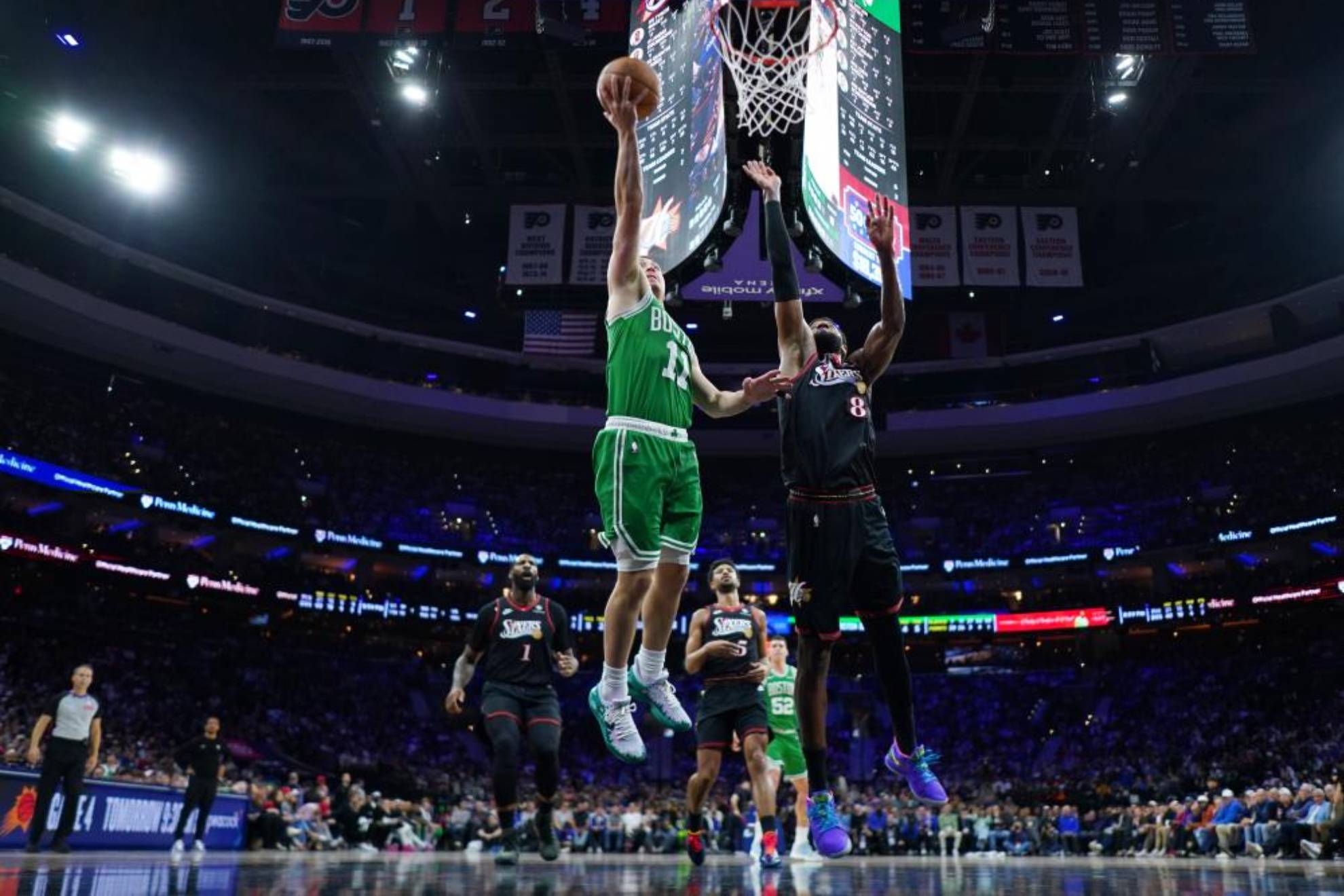 Payton Pritchard hace una entrada a canasta.
