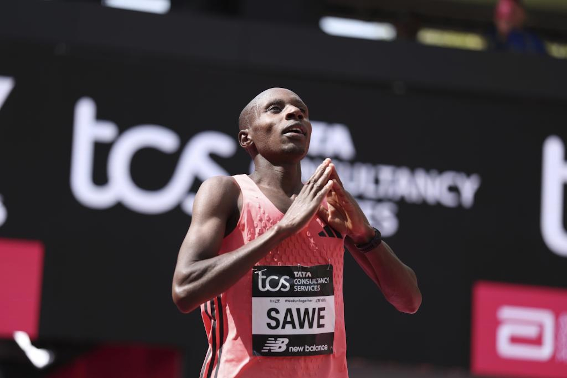 Sabastian Kawe hizo historia en Londres al bajar de las dos horas en el maratón.