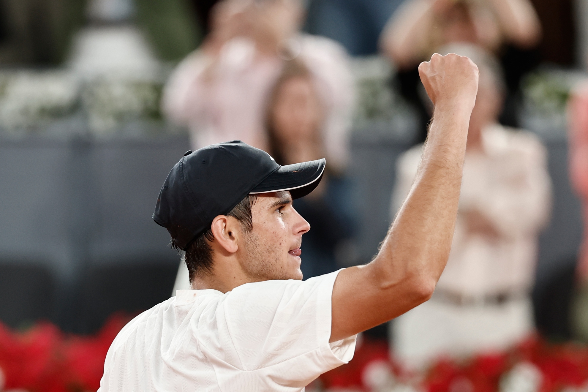 Jódar saluda a la grada.