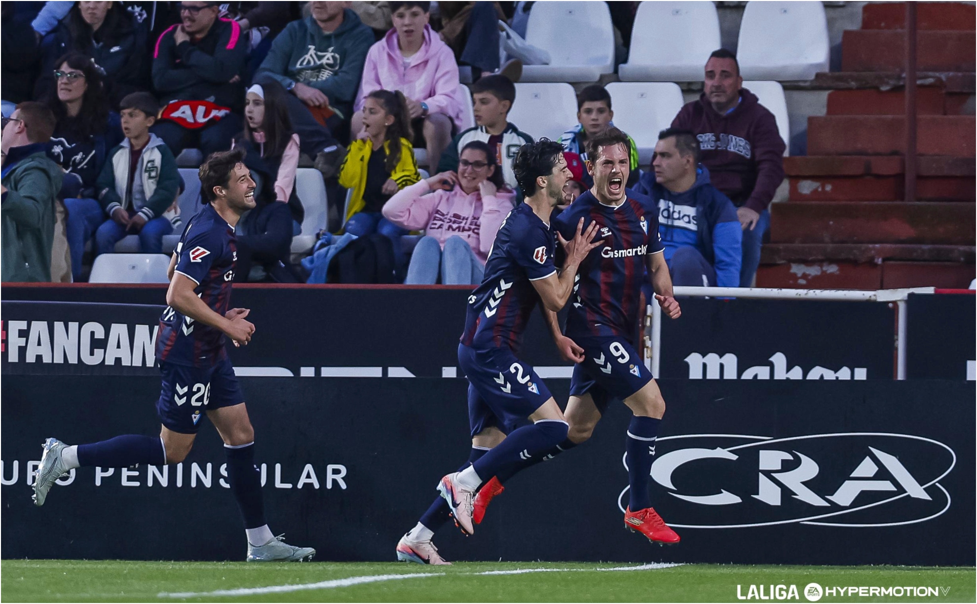 Los jugadores del Eibar celebran un gol al Albacete.