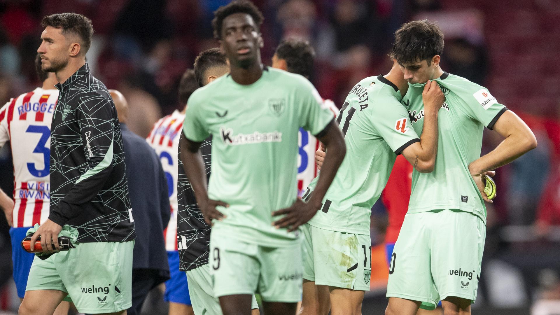 Varios jugadores del Athletic, tras la última derrota ante el Atlético.