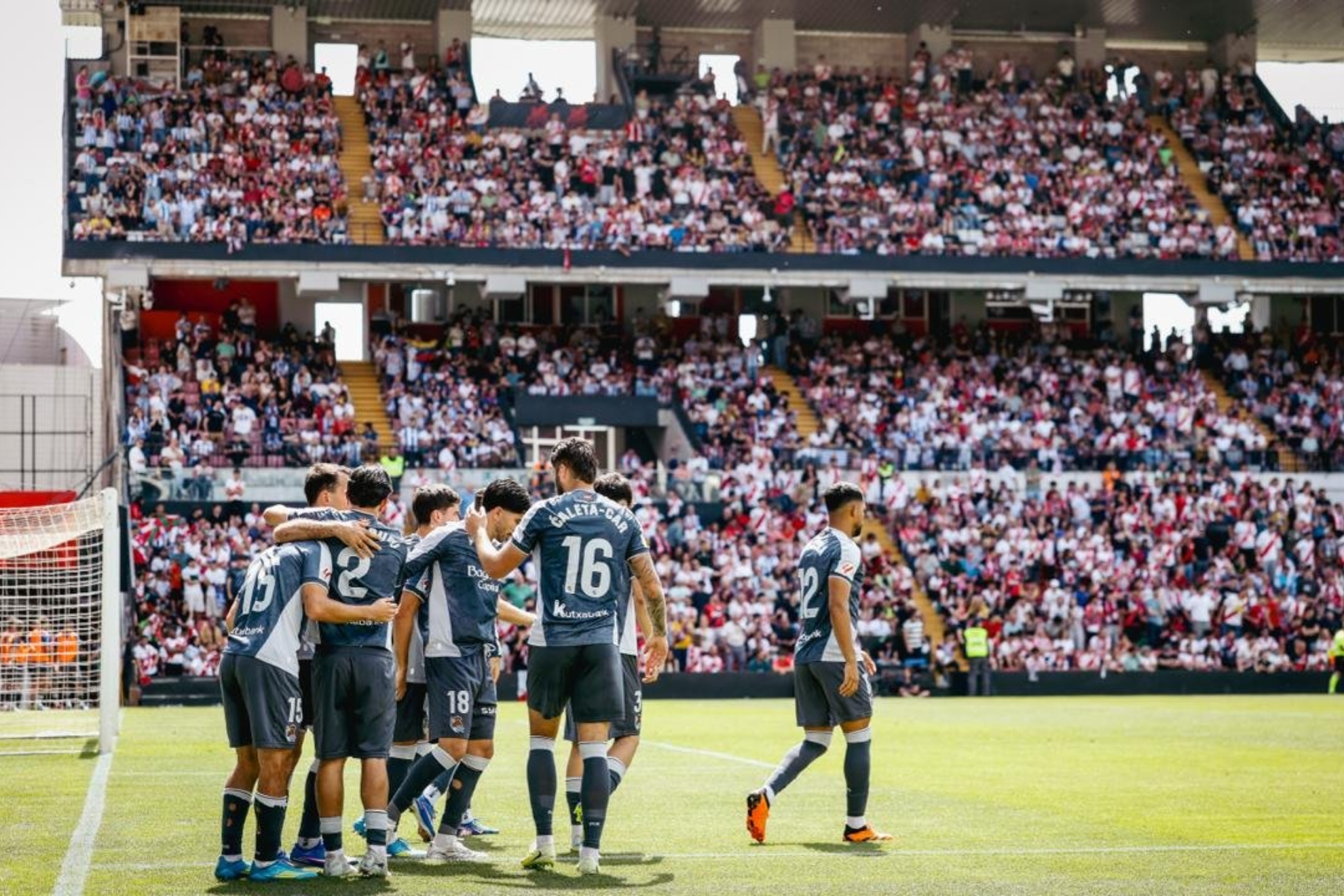 Los futbolistas de la Real celebran el 1-3 que marcó Oyarzabal en Vallecas.