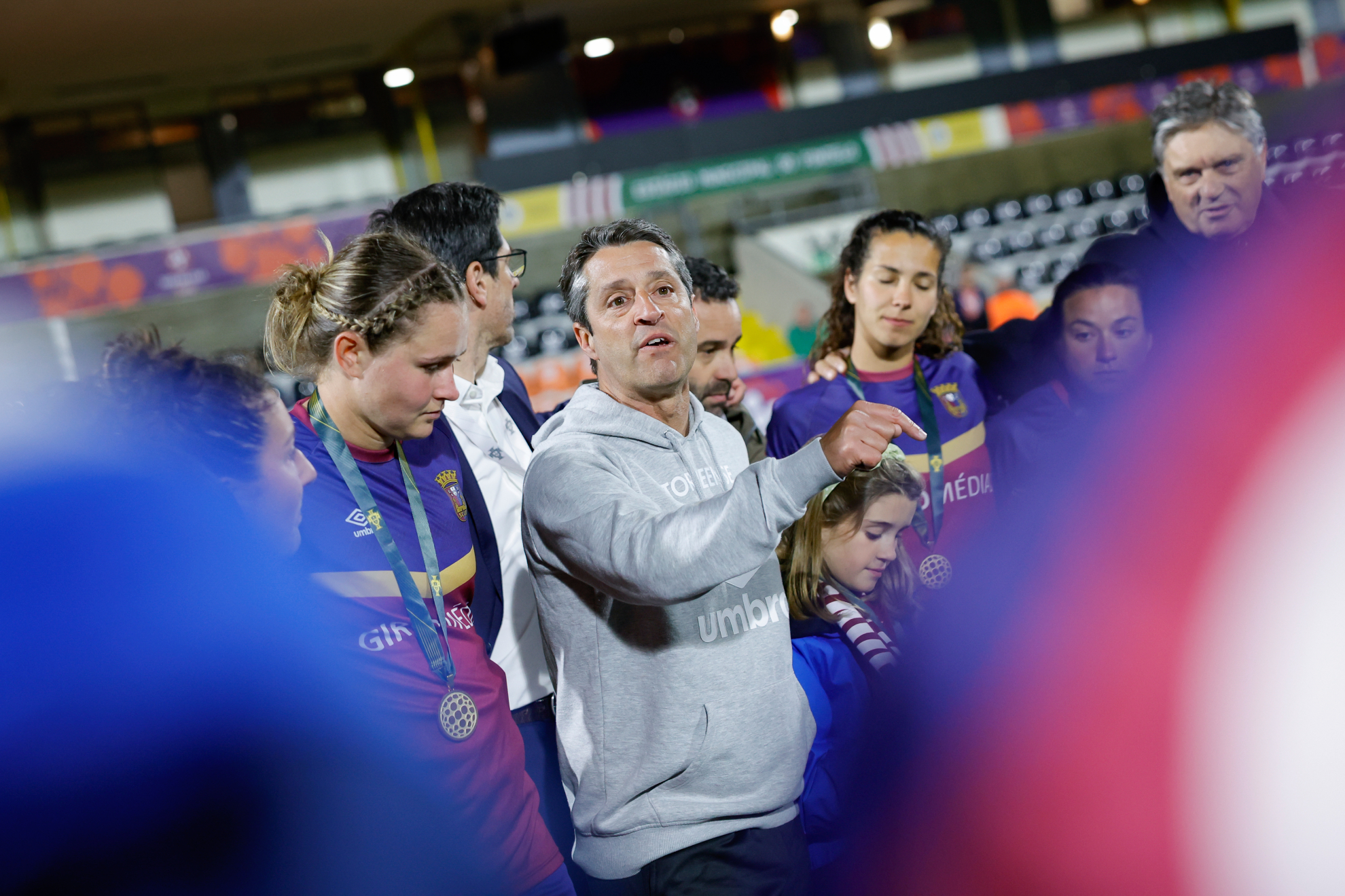 Gonçalo Nunes, técnico del Torreense, dando una charla al equipo