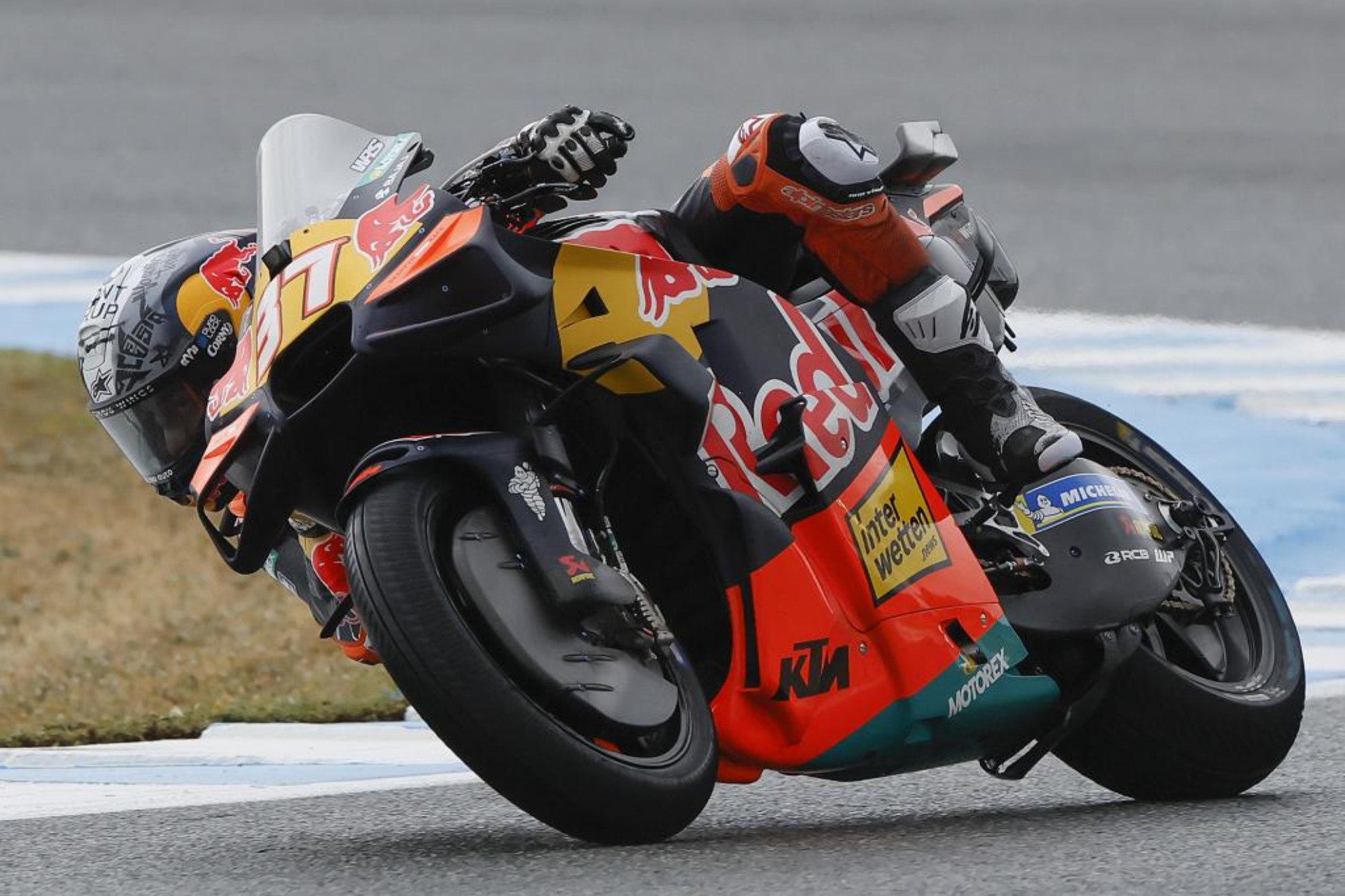 Pedro Acosta, sobre su KTM, en Jerez.