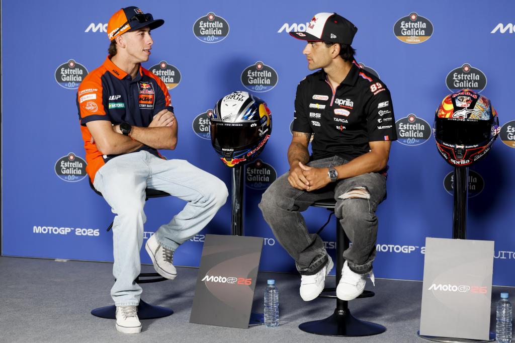 Acosta speaks with Jorge Martín, in Jerez.