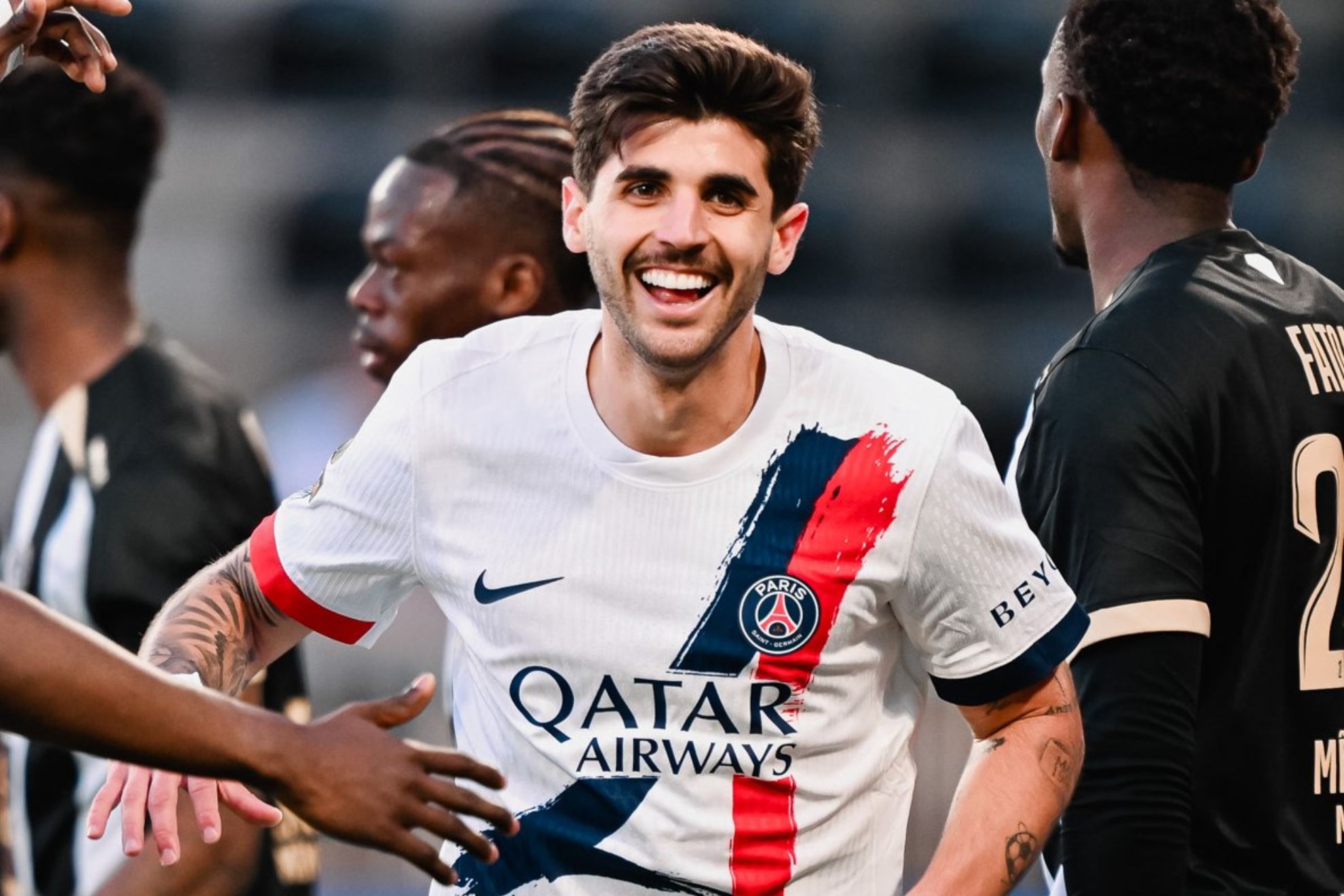 Lucas Beraldo celebra su gol contra el Angers