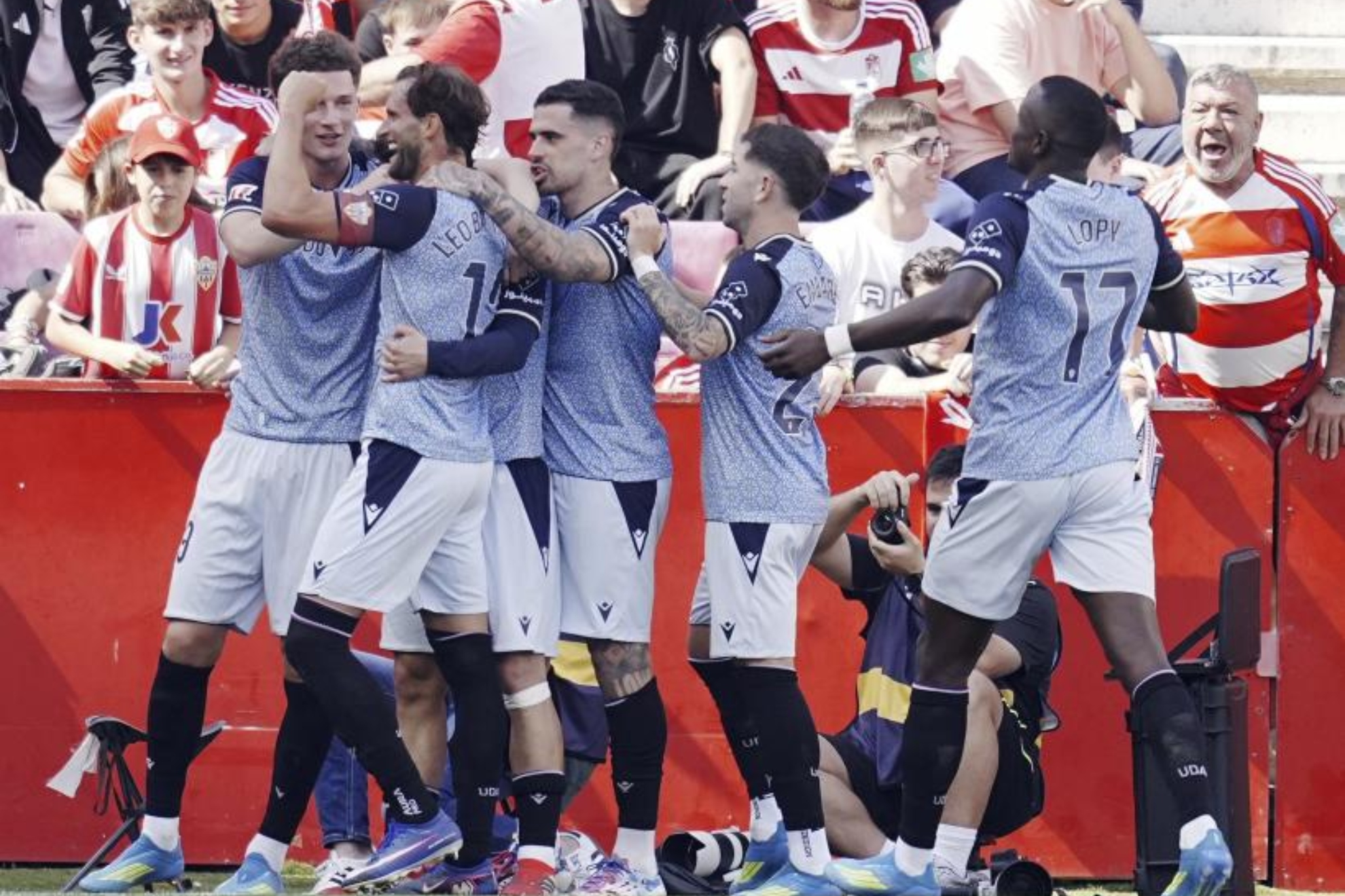 Los jugadores del Almería celebran un gol.