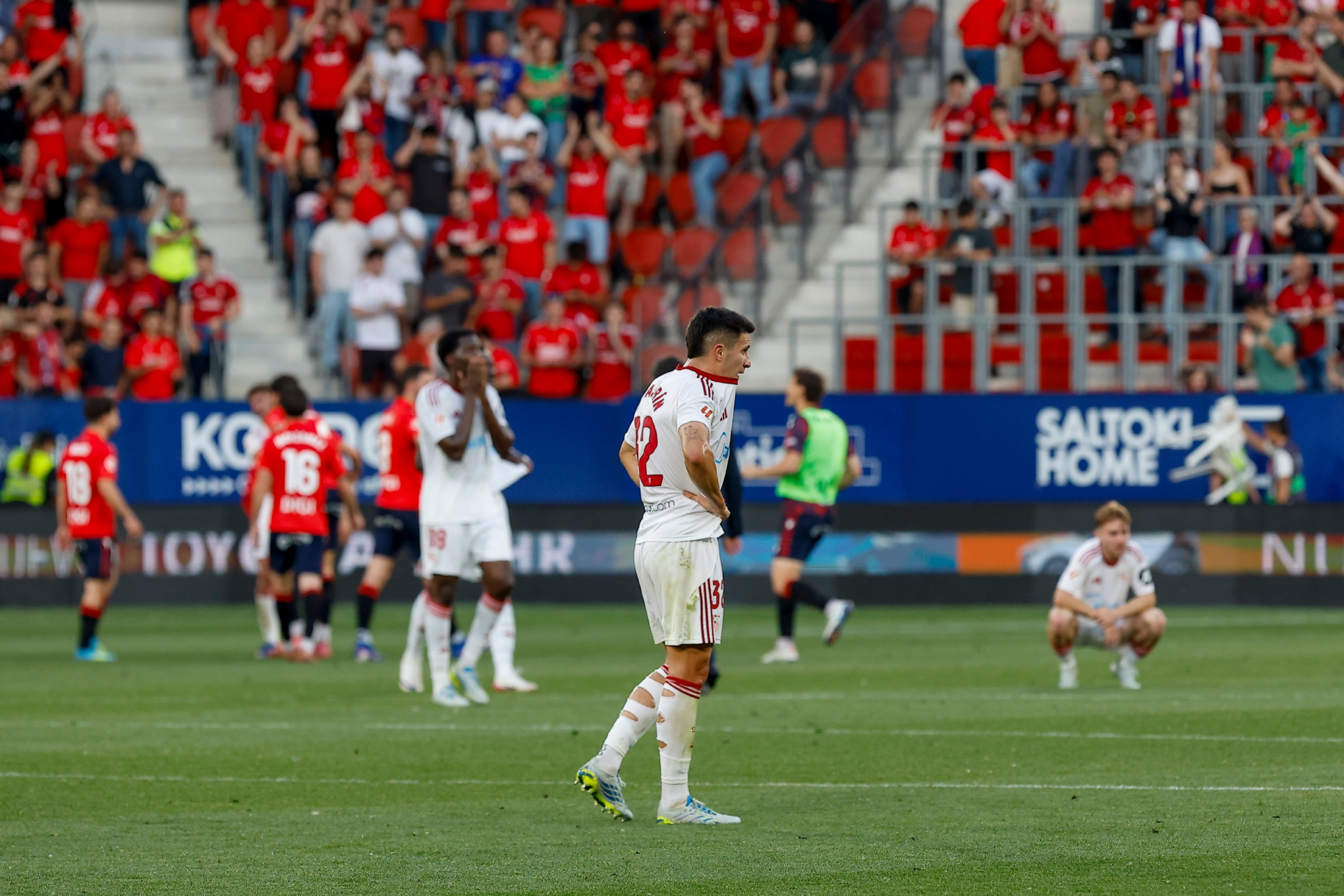 Los jugadores del Sevilla, cabizbajos tras caer en Pamplona.