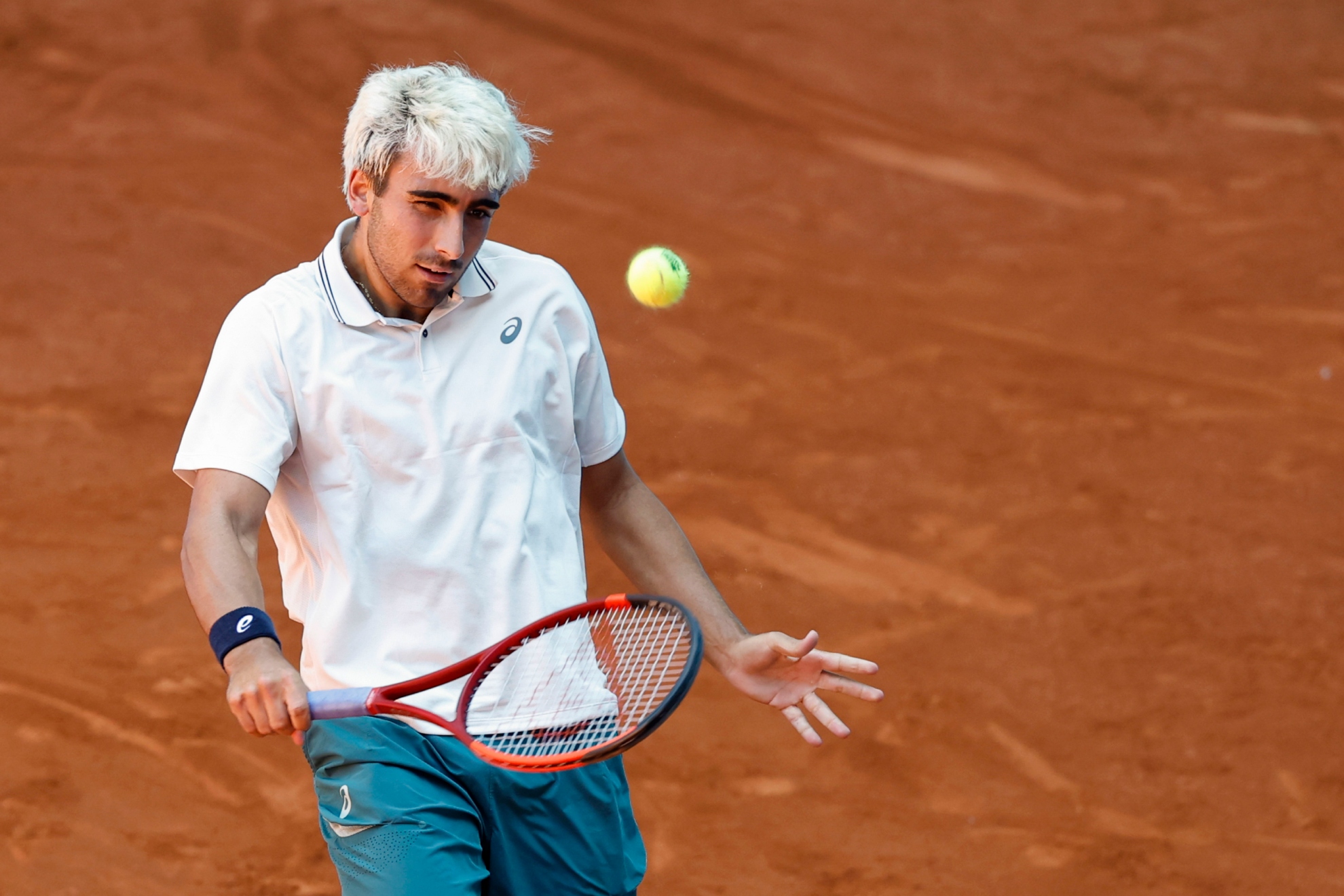 Mérida juega con la pelota durante el partido.