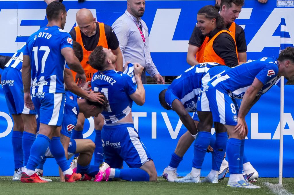 El delantero del Alavés Toni Martínez (c) celebra un gol durante el partido de LaLiga entre el Deportivo Alavés y el Mallorca.