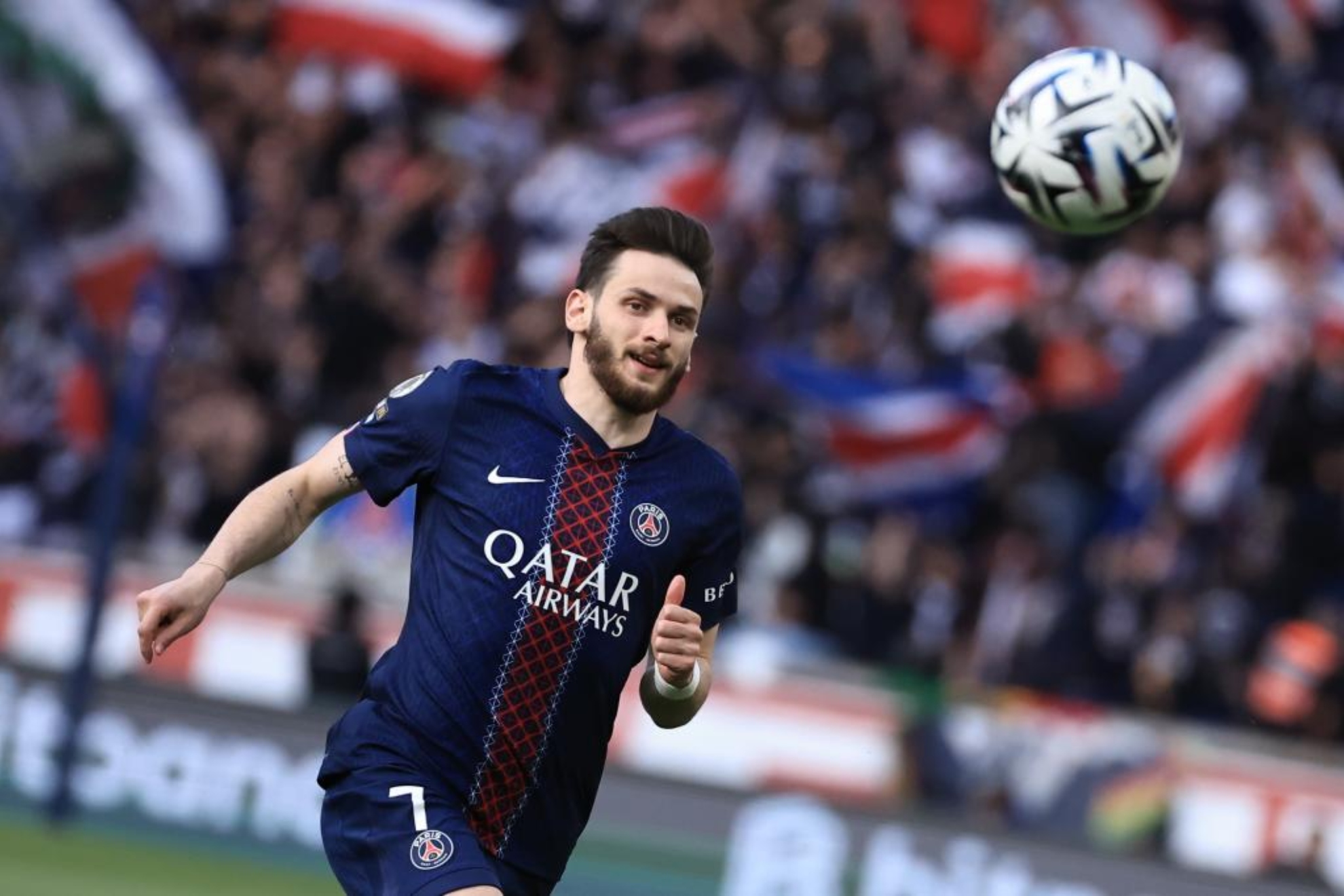 Khvicha Kvaratskhelia persigue un balón ante el Nantes.