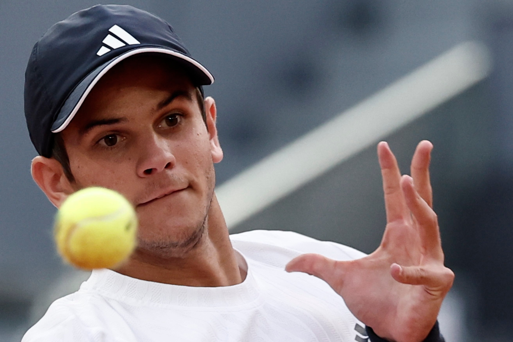 Jódar mira fijamente la pelota.