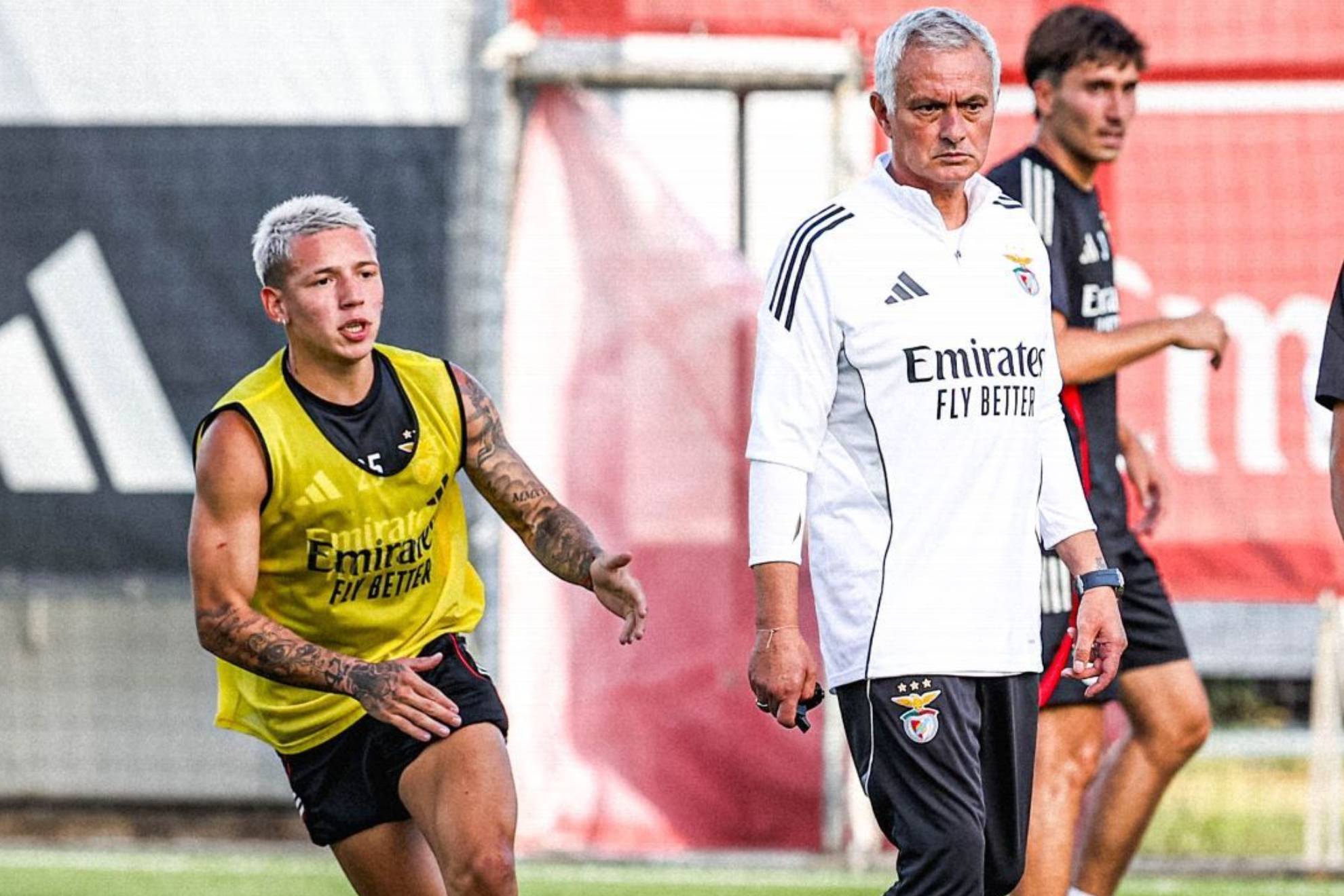 Mourinho, al lado de Prestianni en un entrenamiento