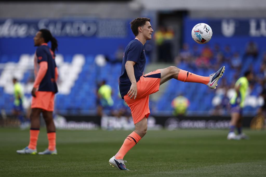 GETAFE (MADRID) 25/04/2026.- El centrocampista del FC Barcelona, Gavi calienta en el Coliseum antes de su partido liguero contra el Getafe de este sábado. EFE/Daniel Gonzalez