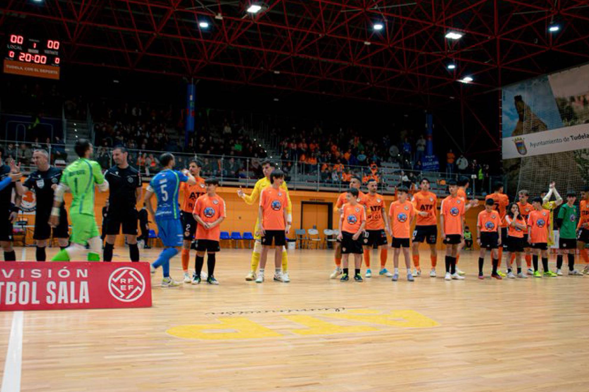 Los jugadores de ATP Iluminación Tudelano Ribera Navarra y Viña Albali Valdepeñas se saludan antes de un partido en el Ciudad de Tudela