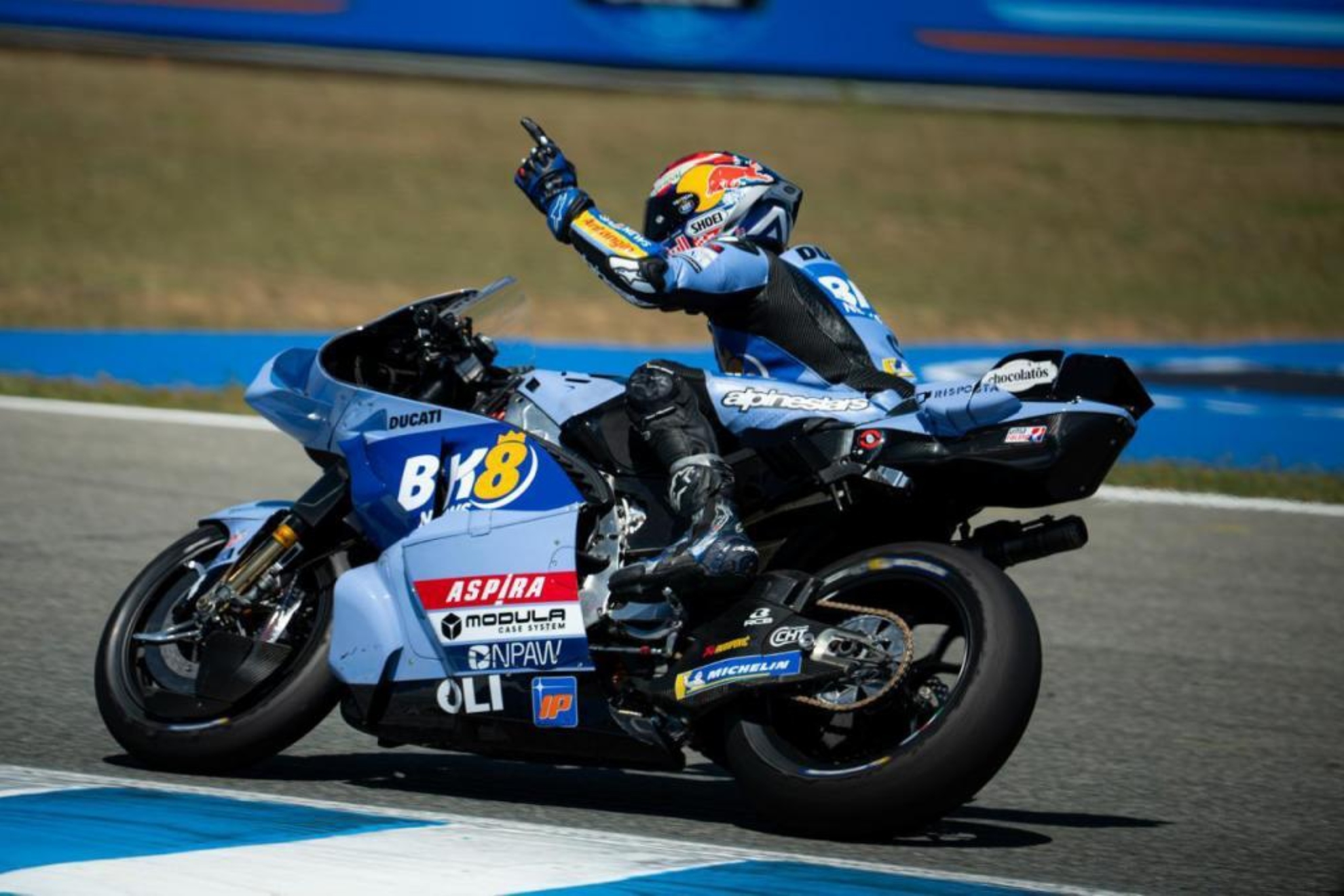 Álex Márquez saluda a la afición.