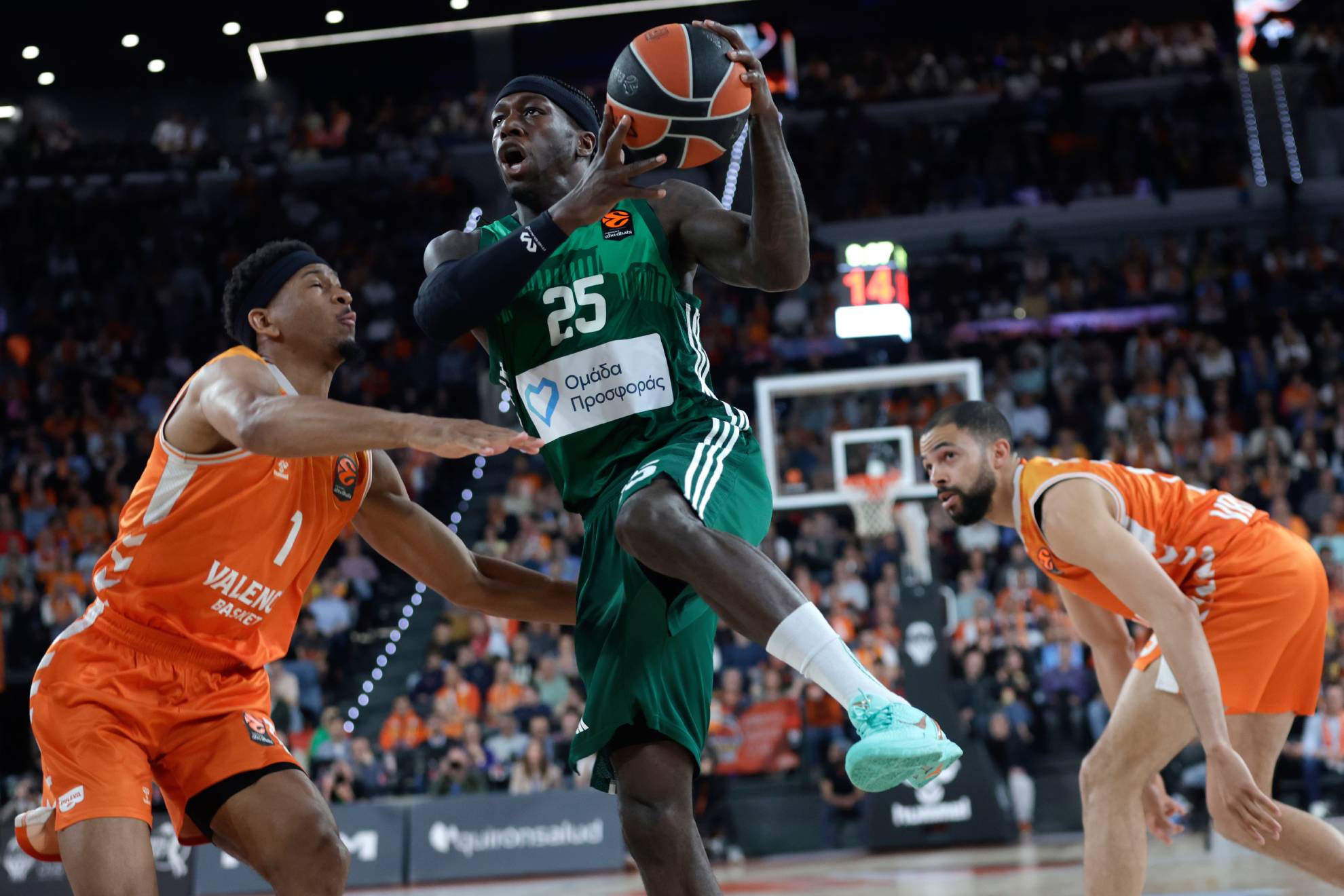 Nunn intenta penetrar a canasta ante la defensa de Taylor en el último Valencia-PAO.