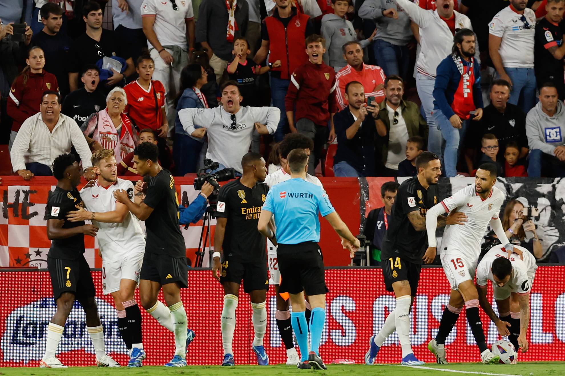 Aplazado hasta septiembre el juicio al aficionado del Sevilla que llamó "mono" a Vinícius