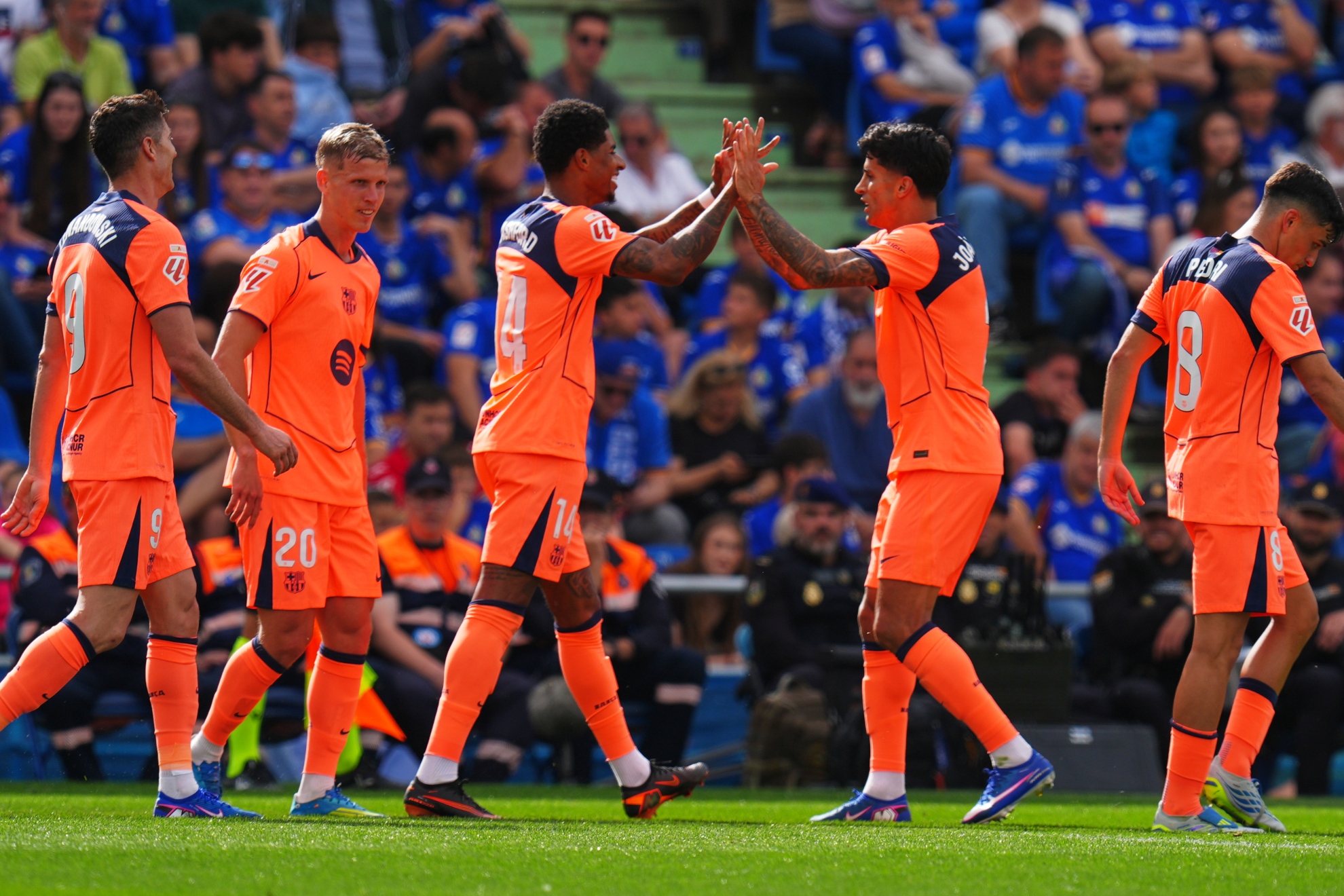 Los jugadores del Barcelona celebran el gol de Rashford en el Coliseum.