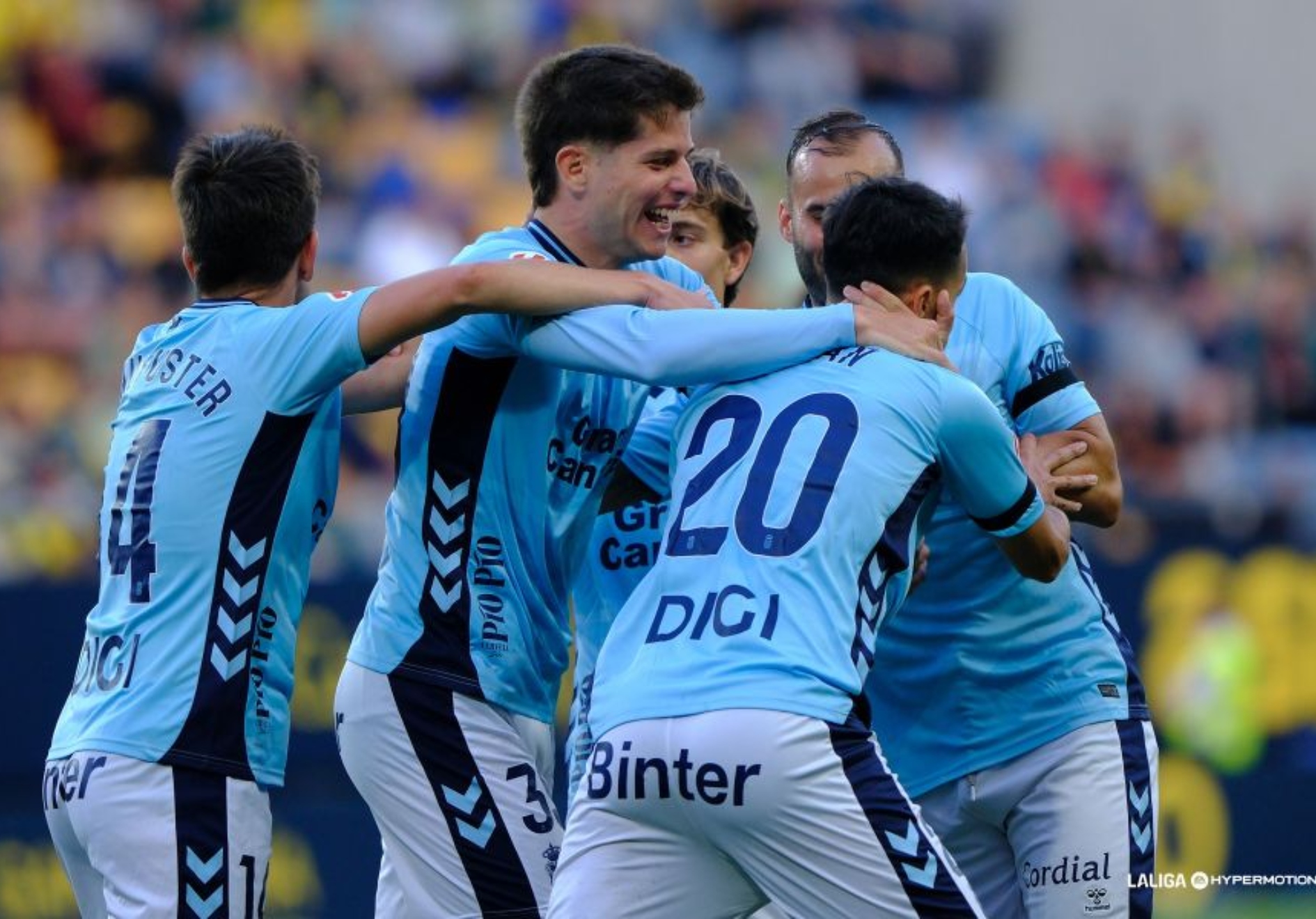 Los jugadores de Las Palmas se abrazan celebrando el primer gol de Kirian al Cádiz.