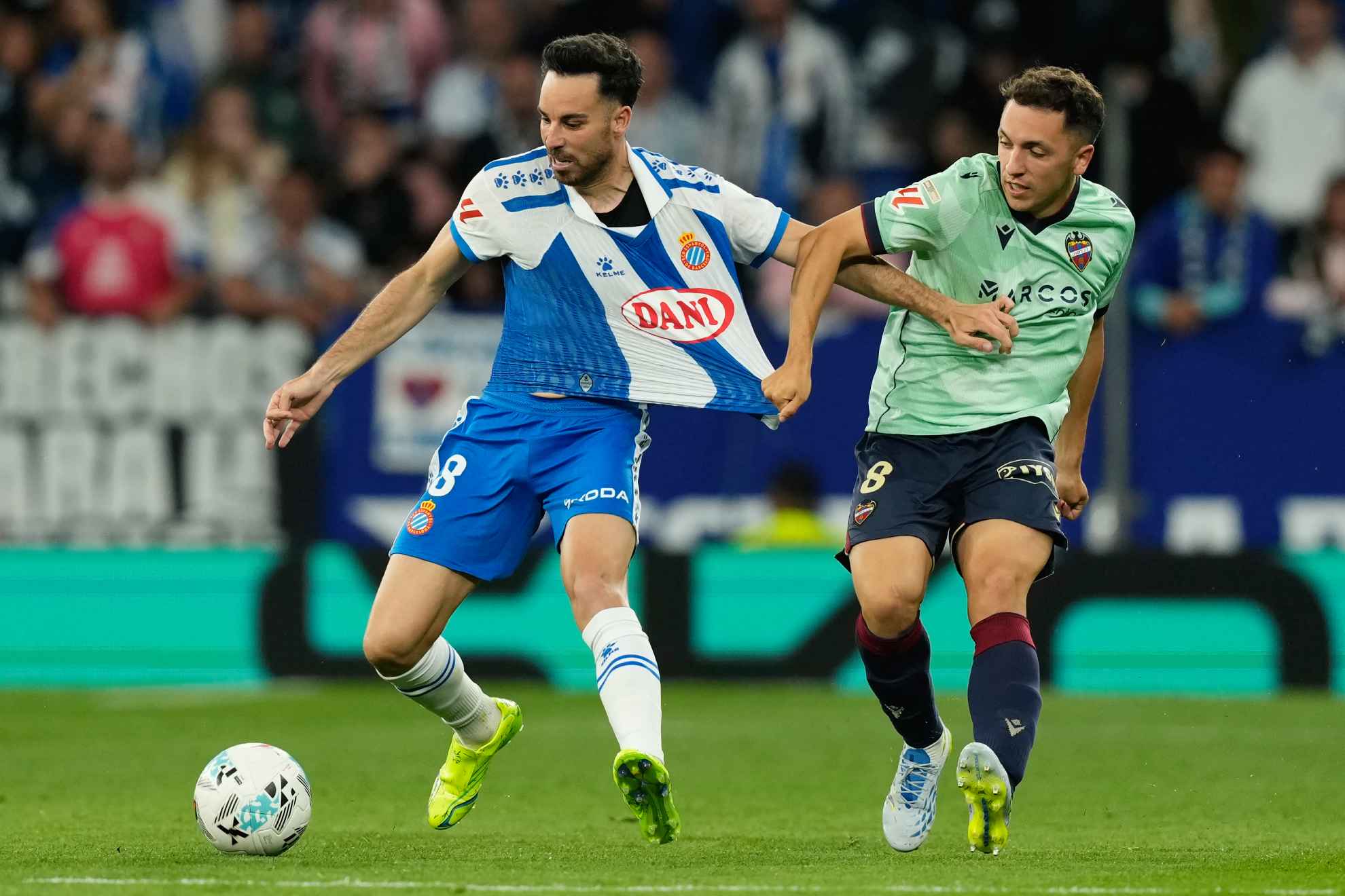 Lance del partido entre el Espanyol y el Levante