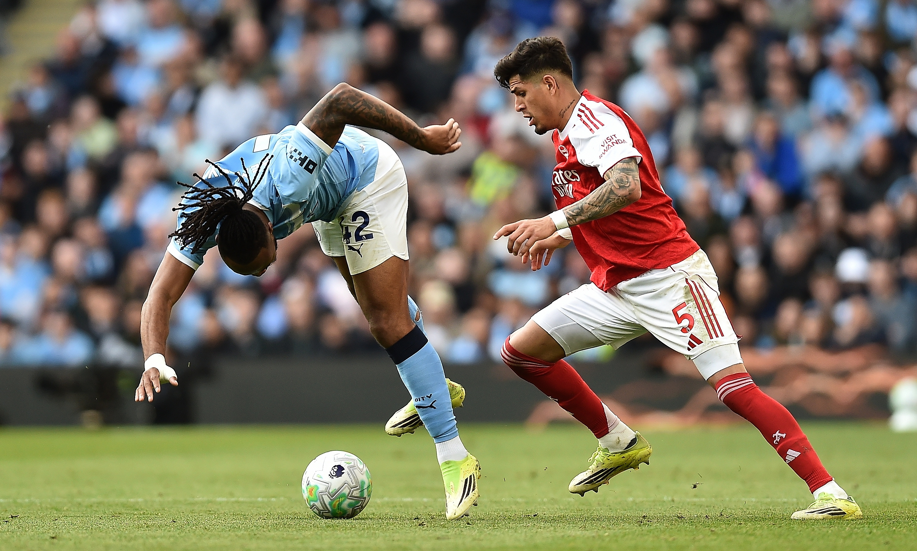 Piero Hincapié disputes a ball with Semenyo.