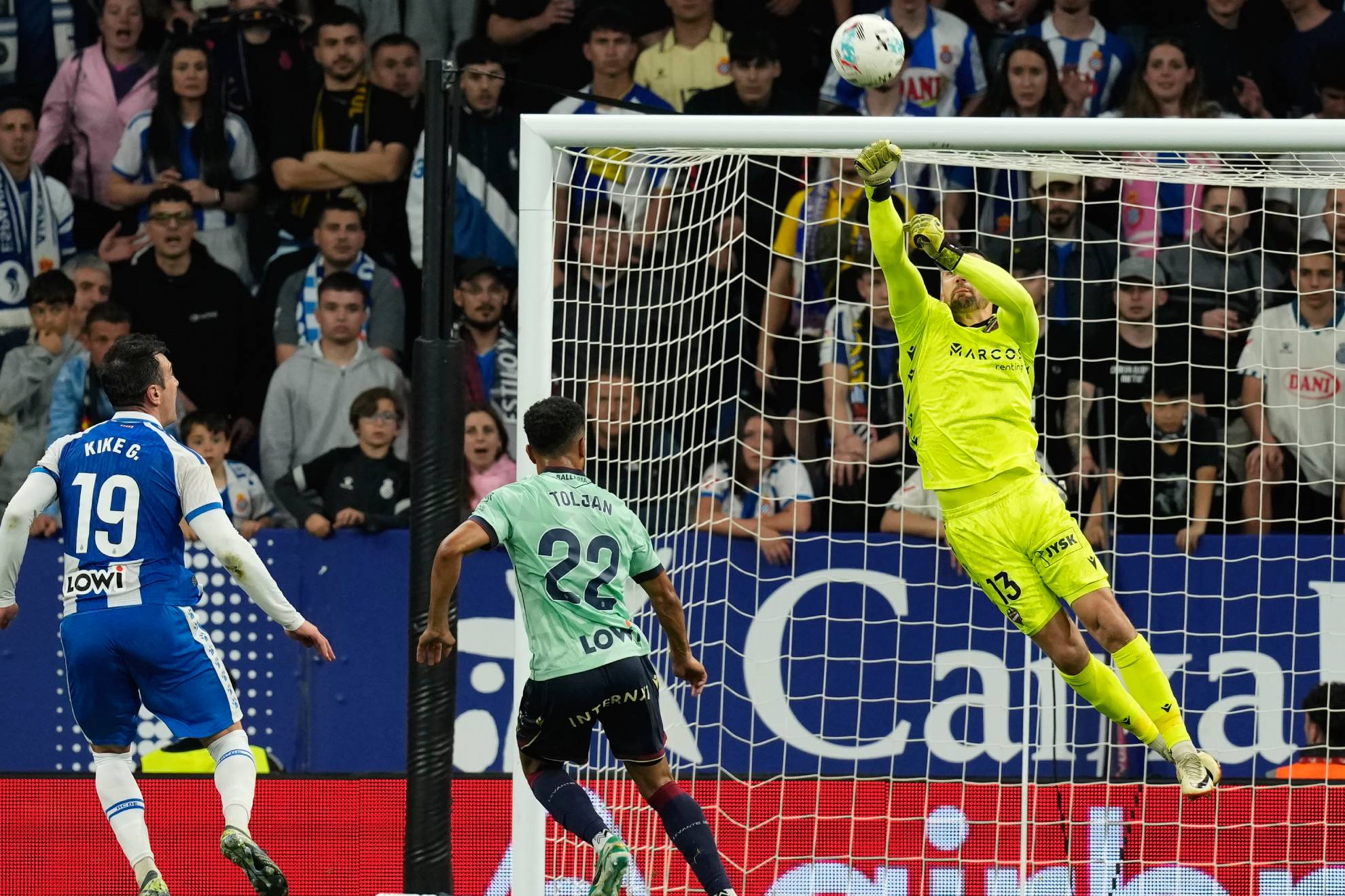 El portero del Levante Mathew Ryan despeja un balón durante el partido ante el Espanyol.