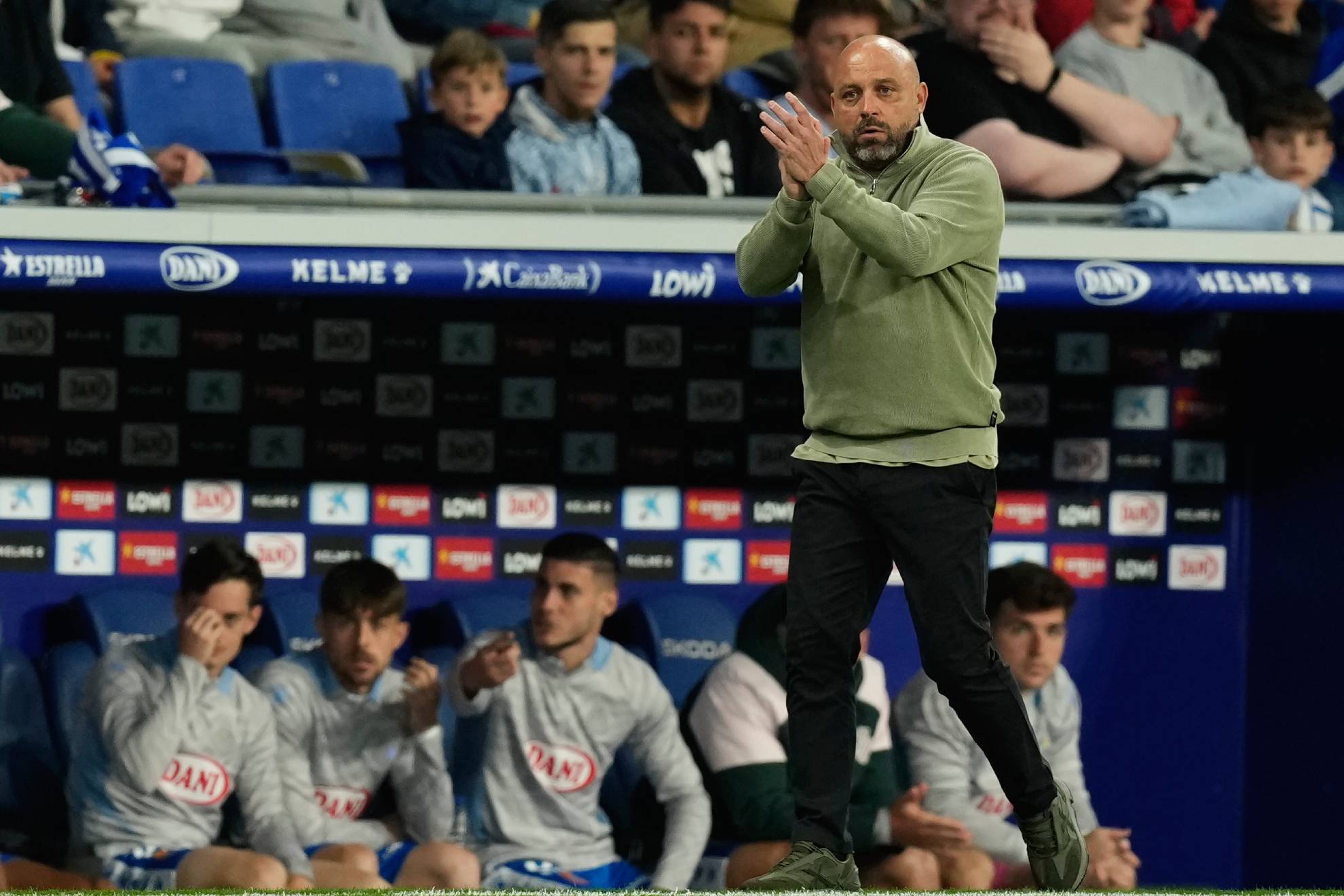 Manolo González aplaude a sus jugadores durante el partido ante el Levante.