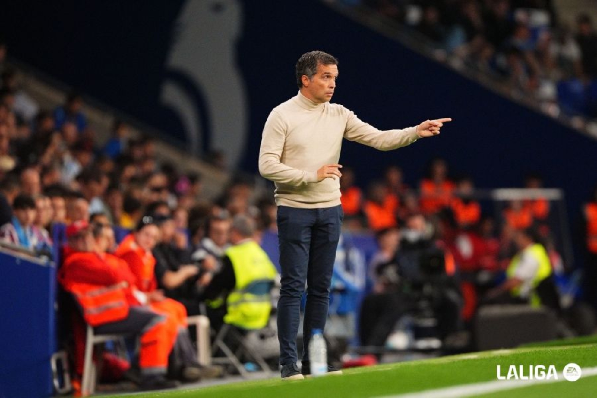 Luís Castro, entrenador del Levante, da una indicación durante el encuentro.