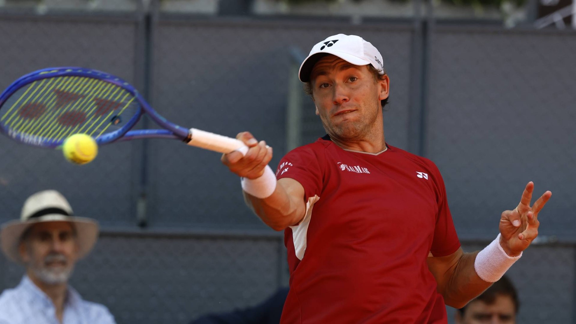 Casper Ruud golpeando una derecha.