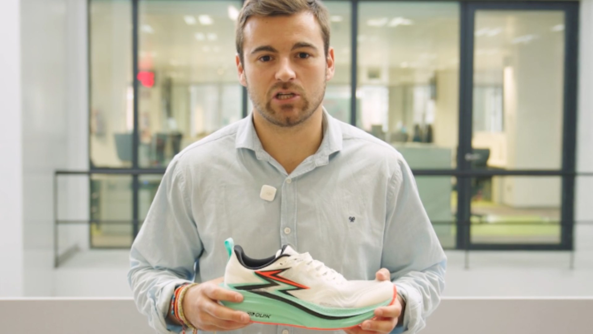 Zapatillas ligeras con placa de carbono pensadas para ritmos rápidos y entrenamientos de calidad. Destacan por su buena reactividad y una relación calidad-precio muy competitiva.
