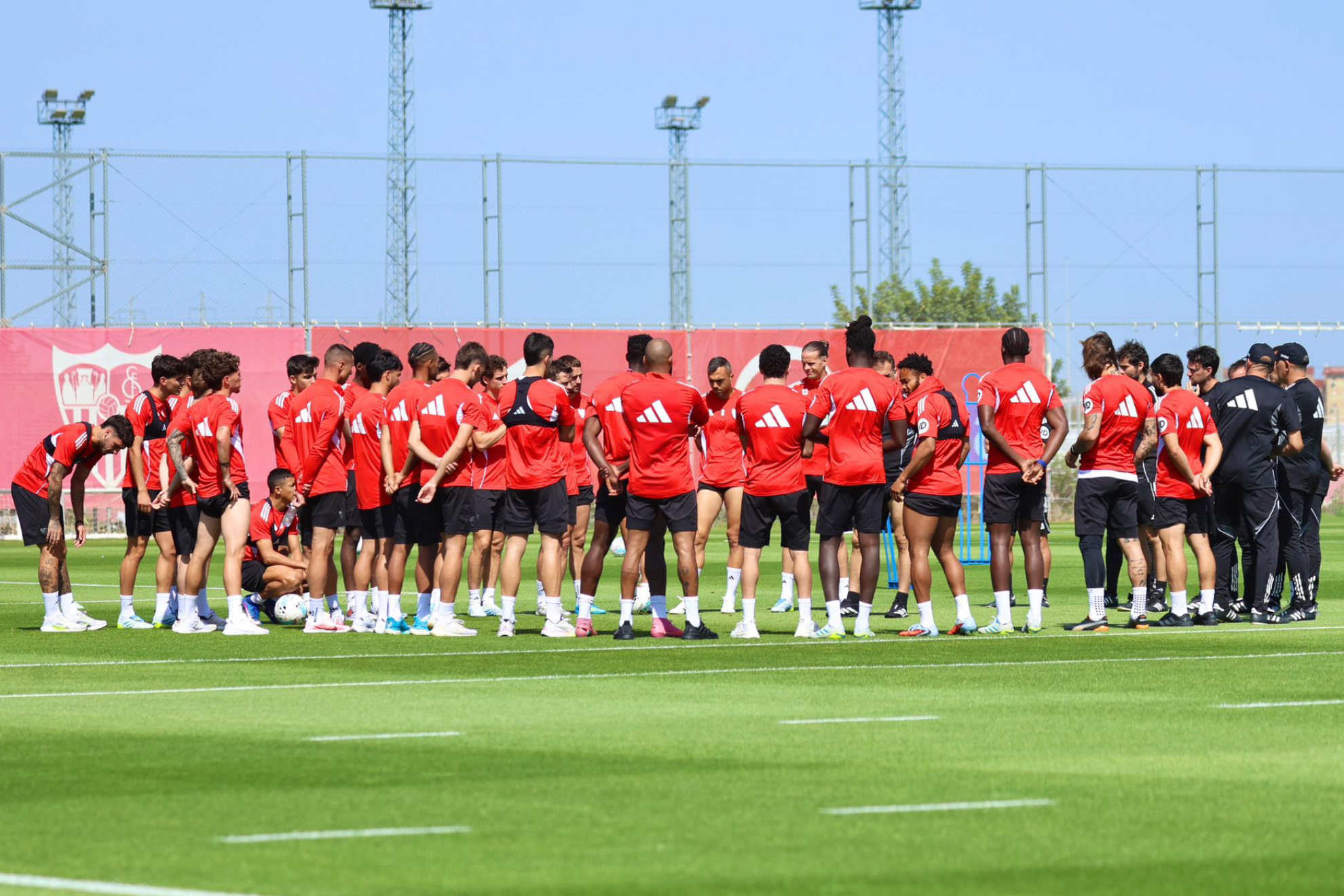 Charla de García Plaza con los jugadores en la ciudad deportiva antes de un entrenamiento.