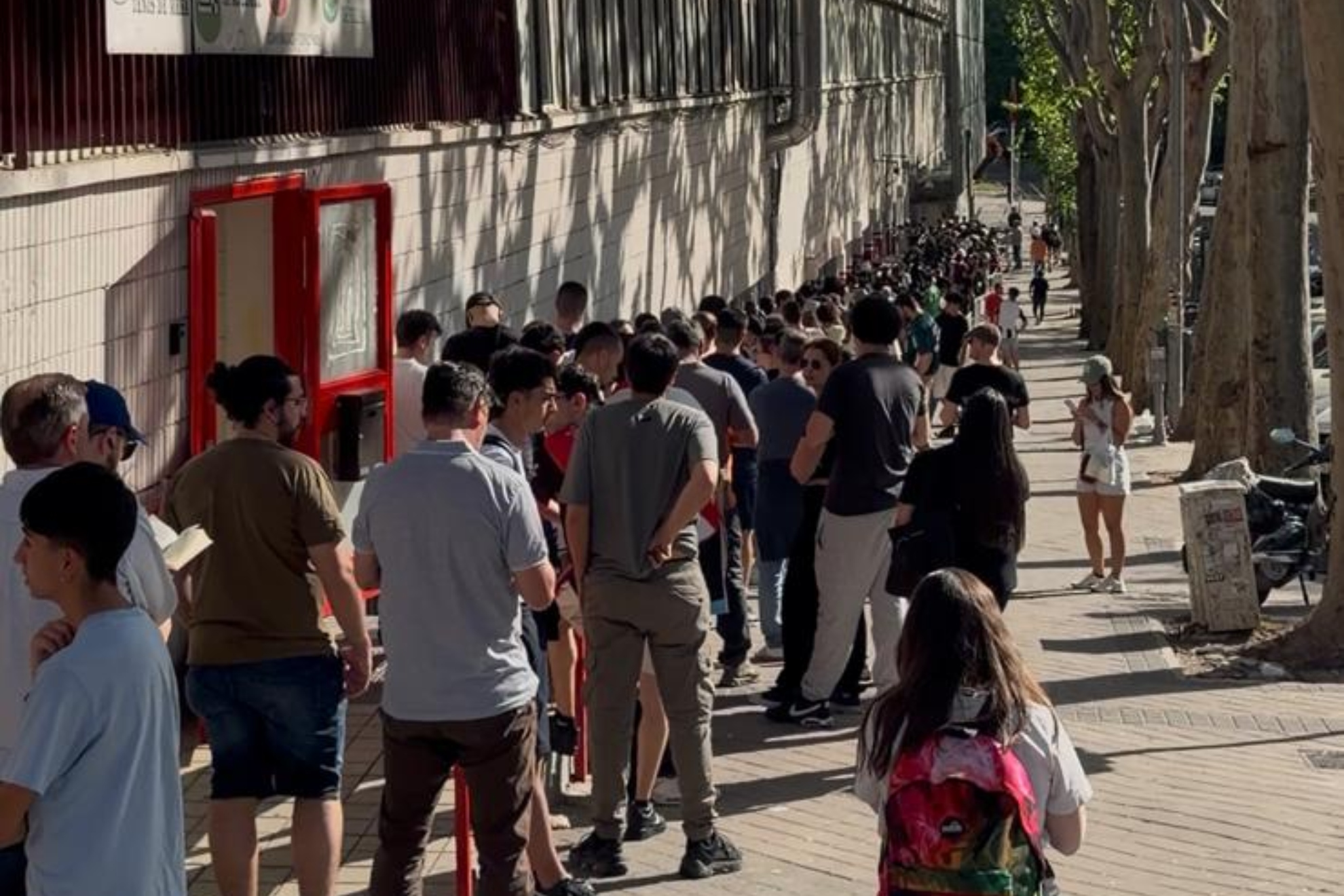 Las colas de la afición del Rayo Vallecano.