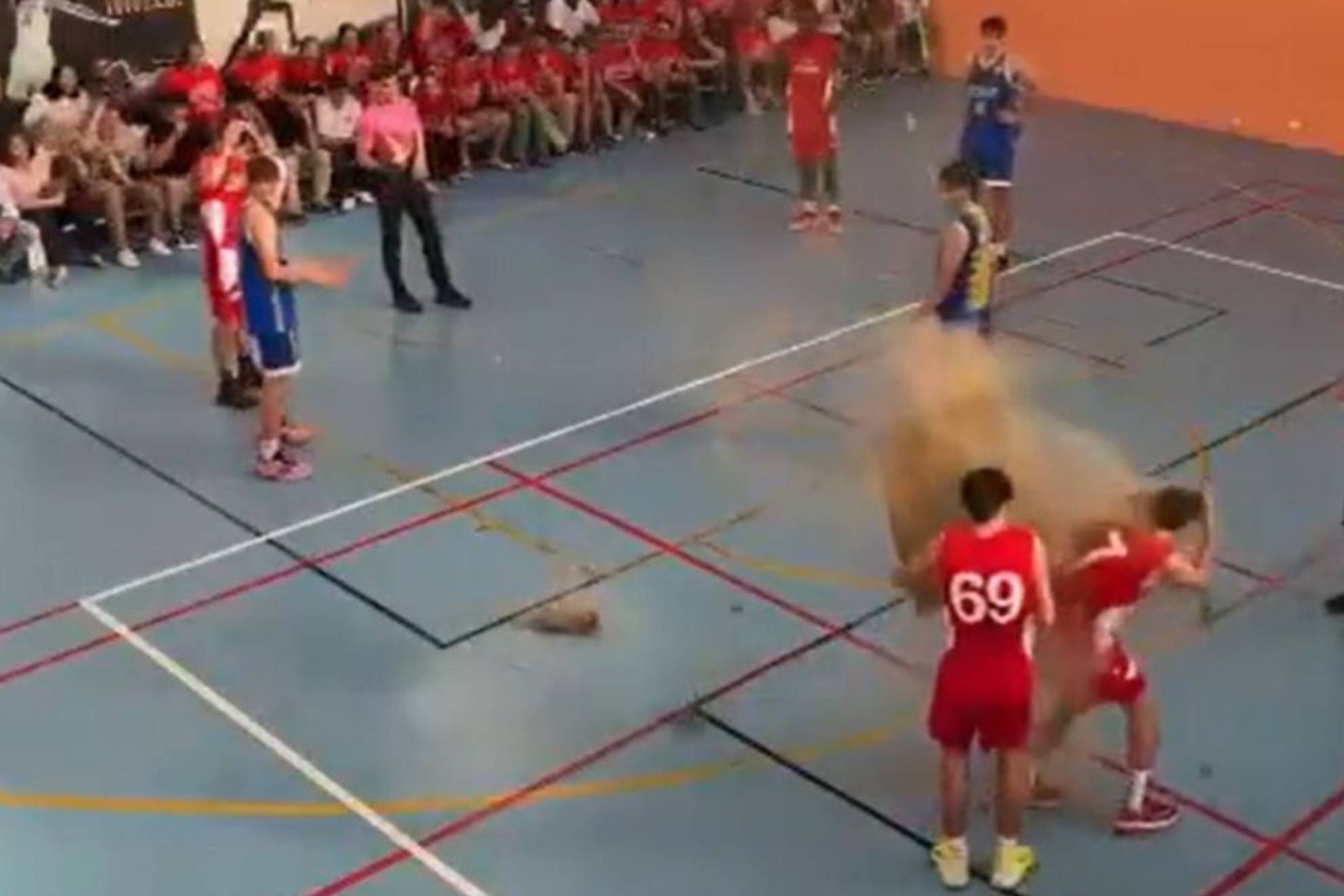 Cae una trozo de techo de un pabellón de Sevilla sobre un jugador de baloncesto en pleno partido